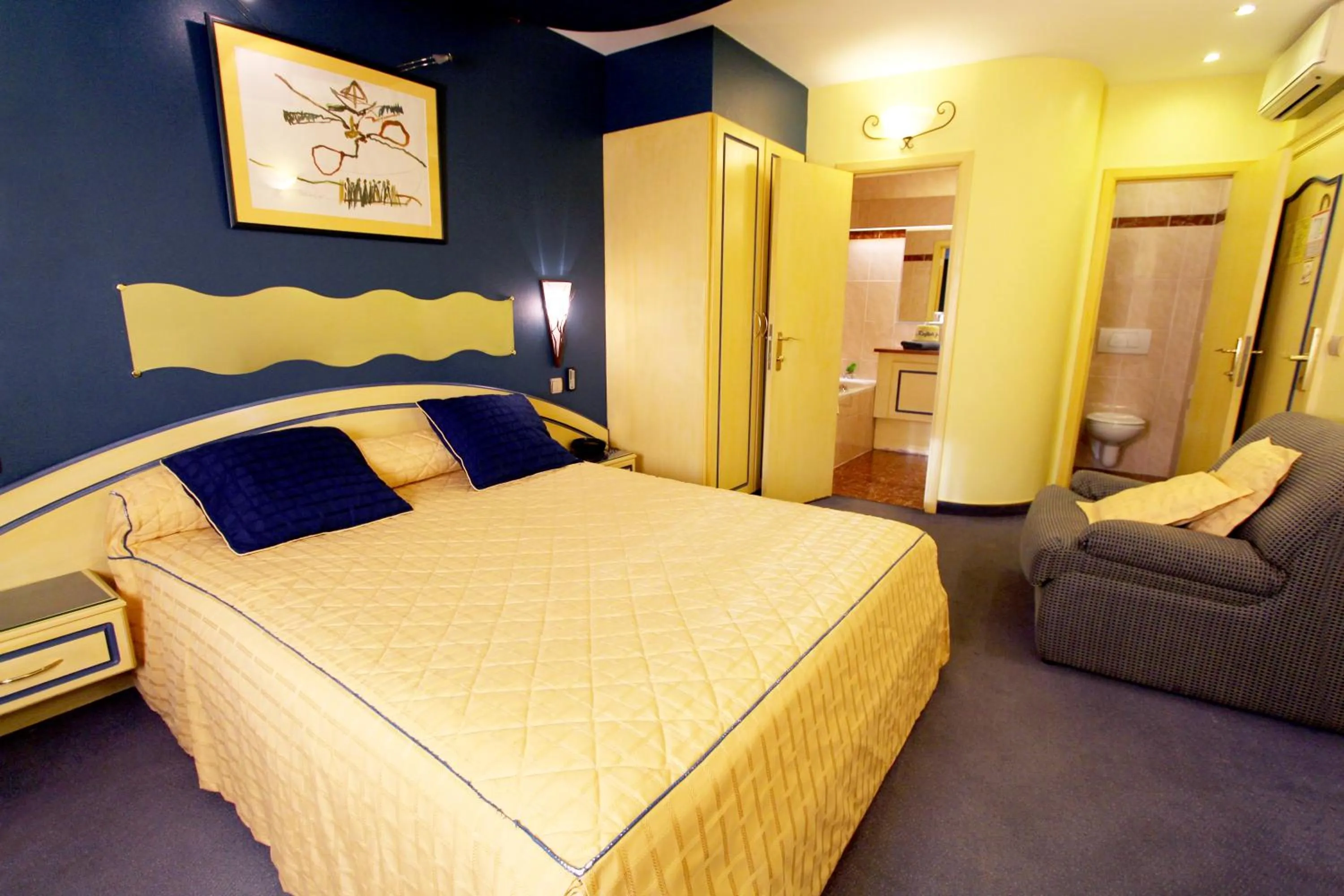 Bedroom, Bed in Les Reflets Jaunes