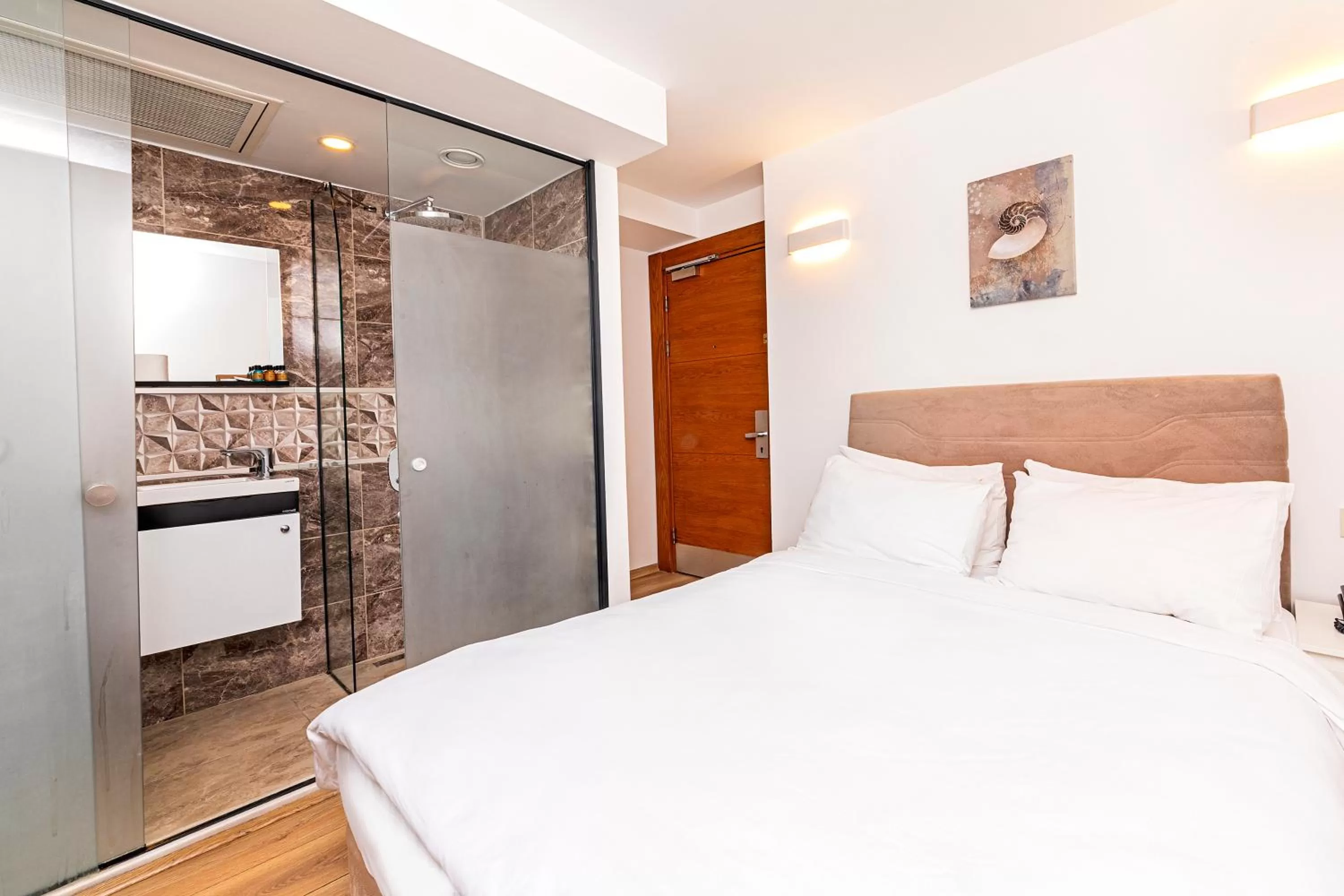 Facade/entrance, Bed in Neda