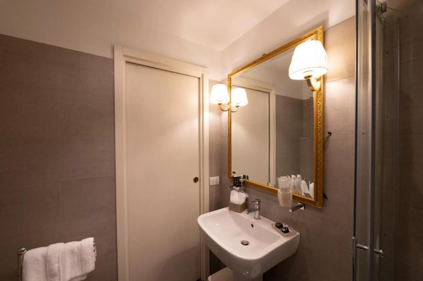 Shower, Bathroom in B&B Venus Inn