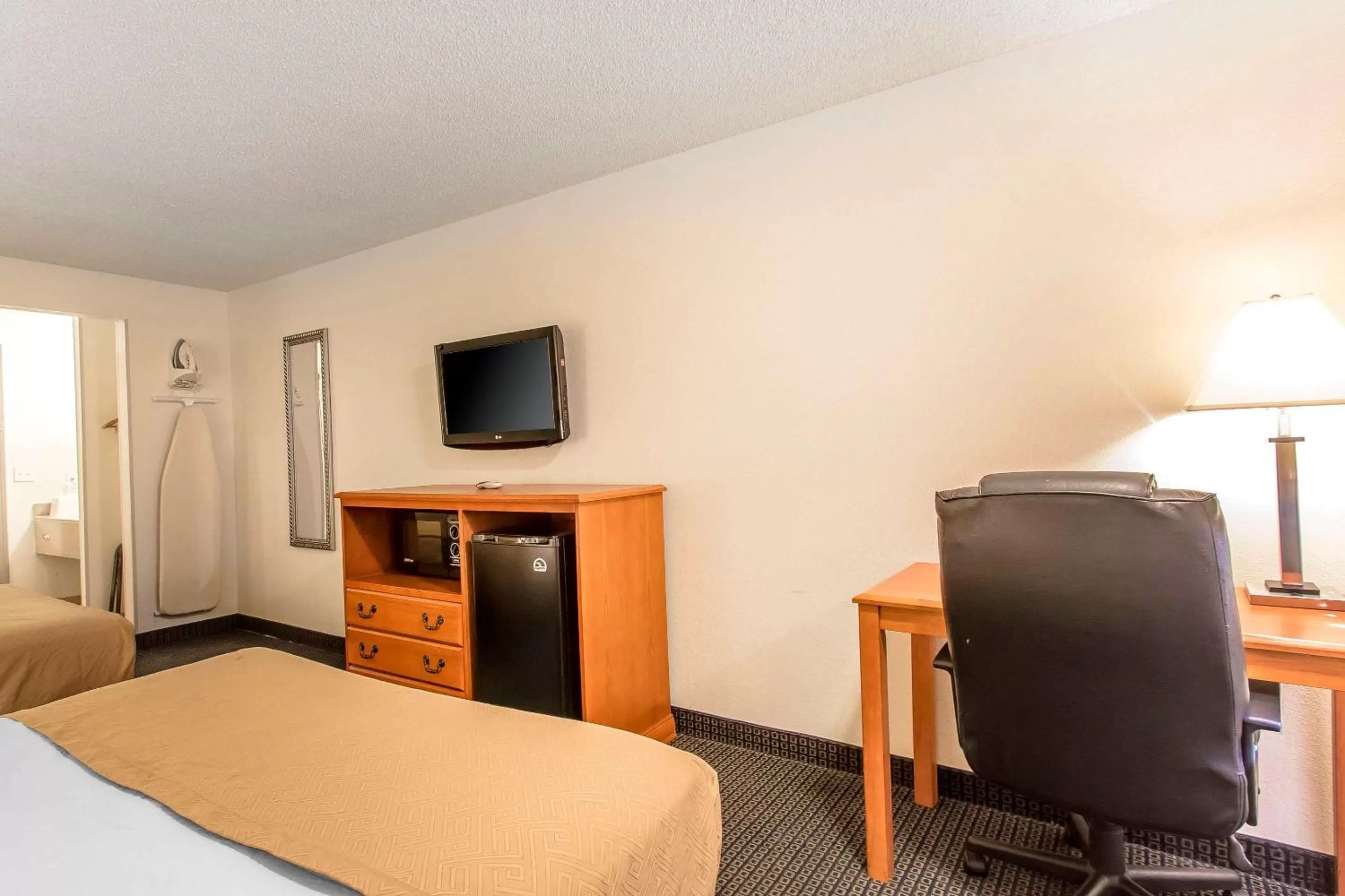 Photo of the whole room, TV/Entertainment Center in Econo Lodge Inn & Suites Clinton