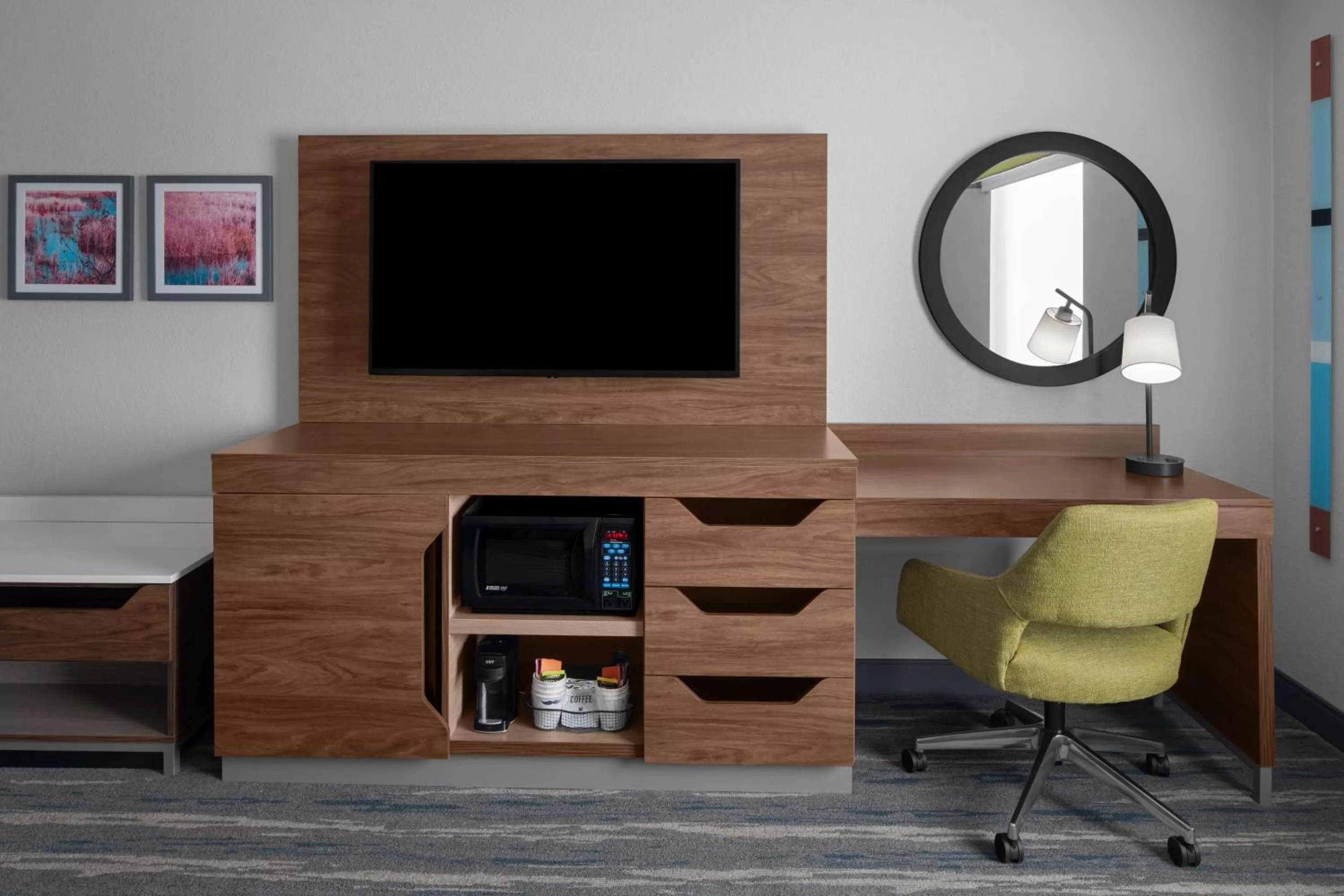 Bedroom in Hampton Inn & Suites Grand Rapids-Airport 28th St