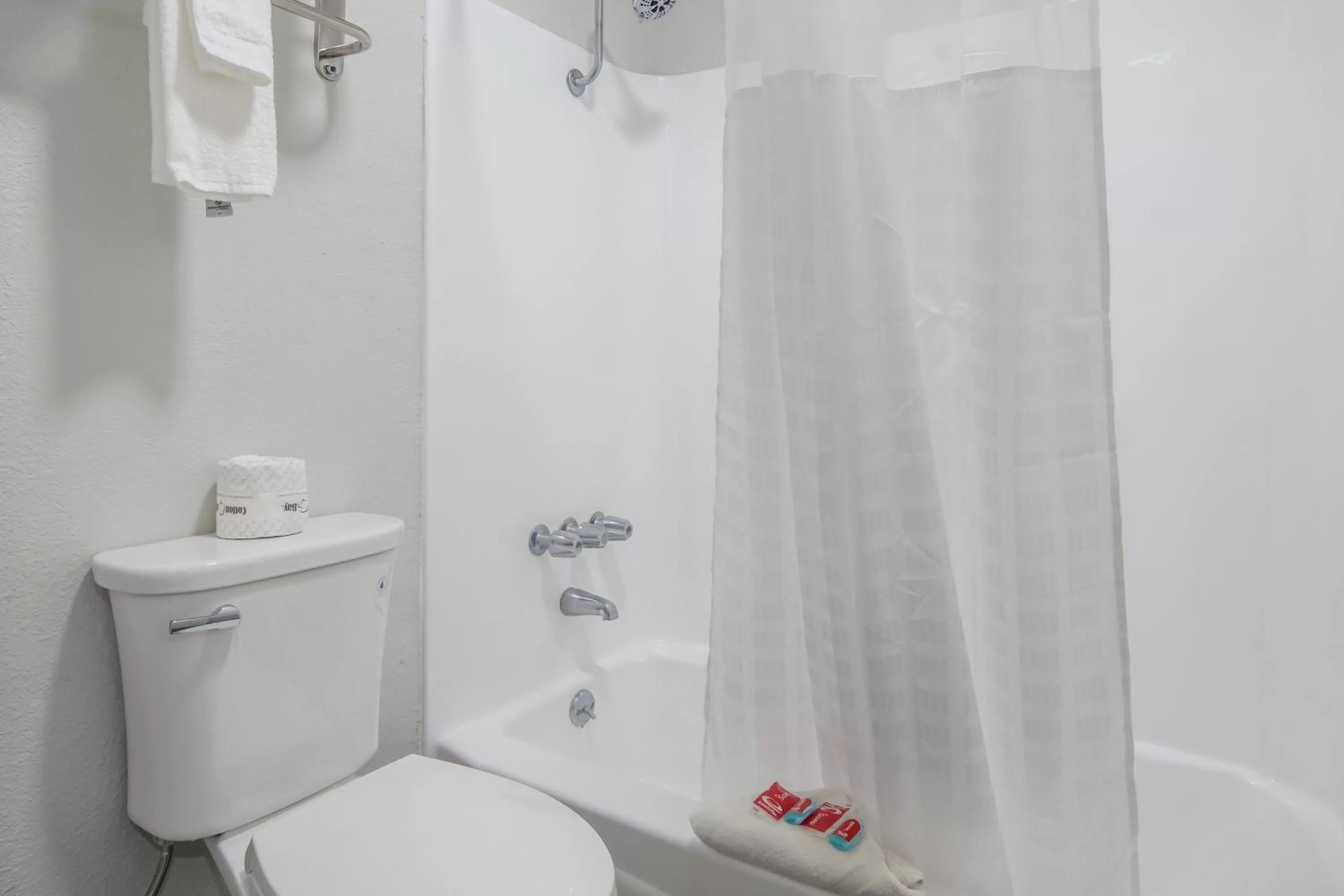 Bathroom in Econo Lodge Waco North I-35