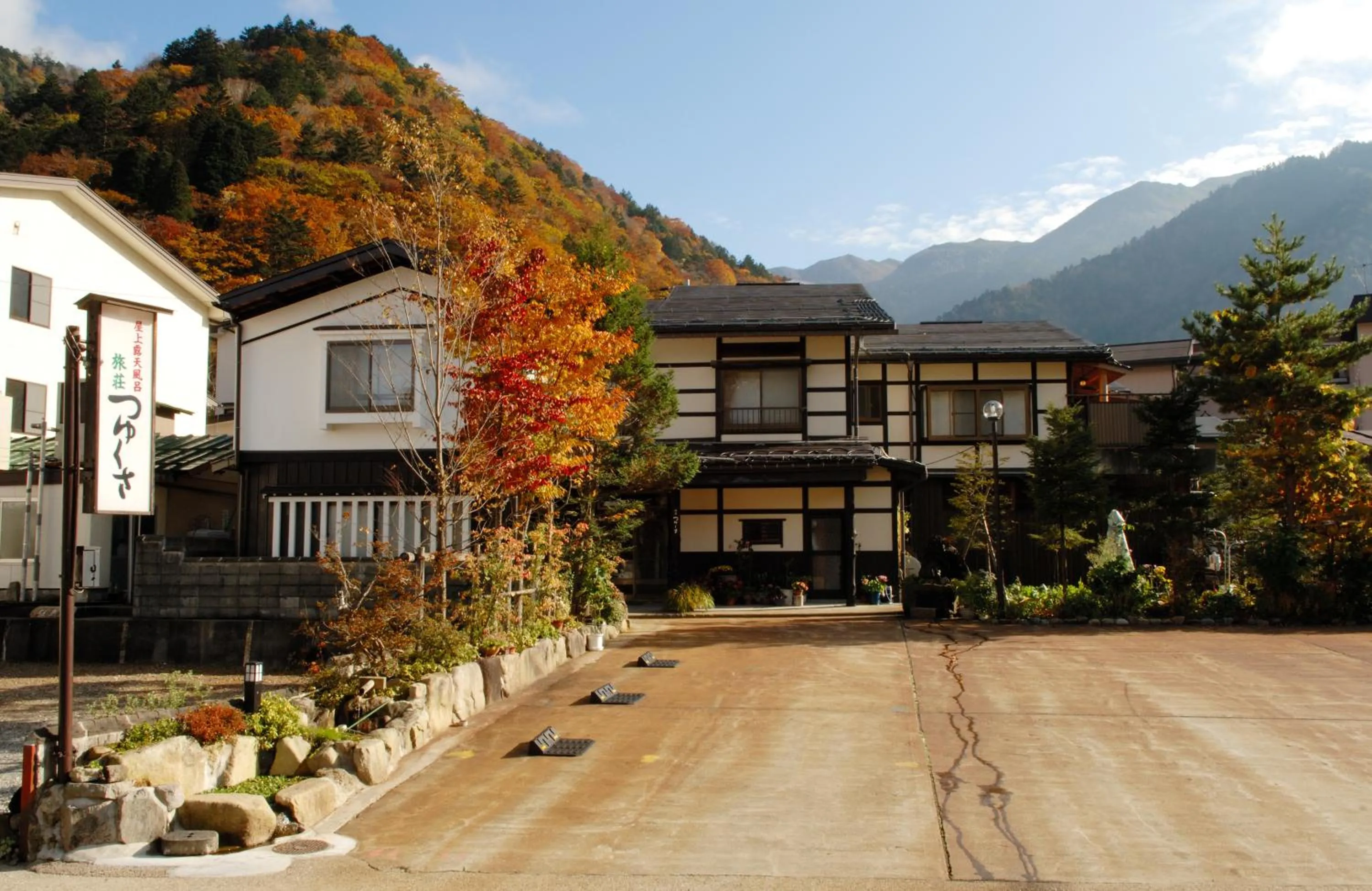 Facade/entrance in Tsuyukusa