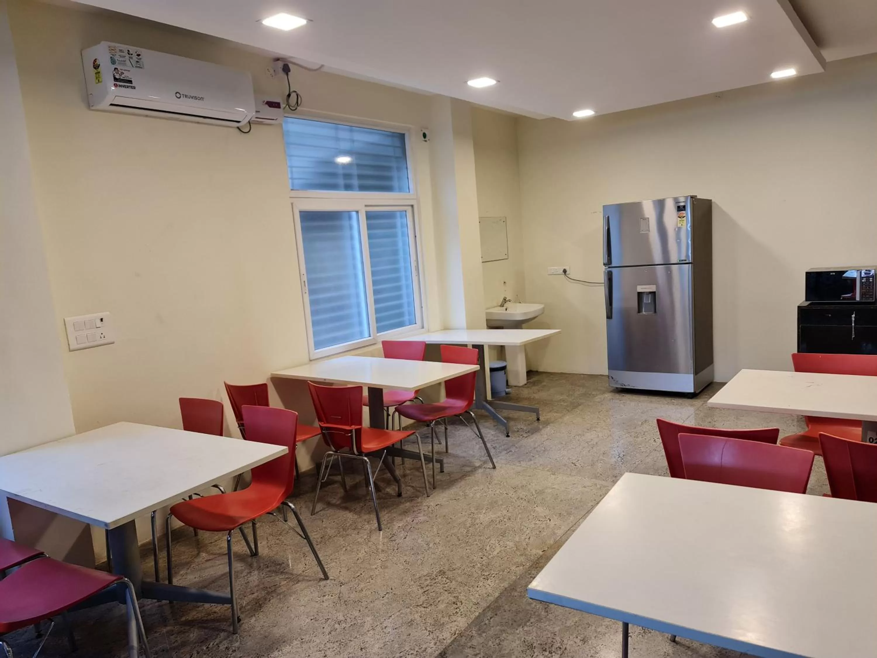 Restaurant/places to eat in Vijay Shree Inn