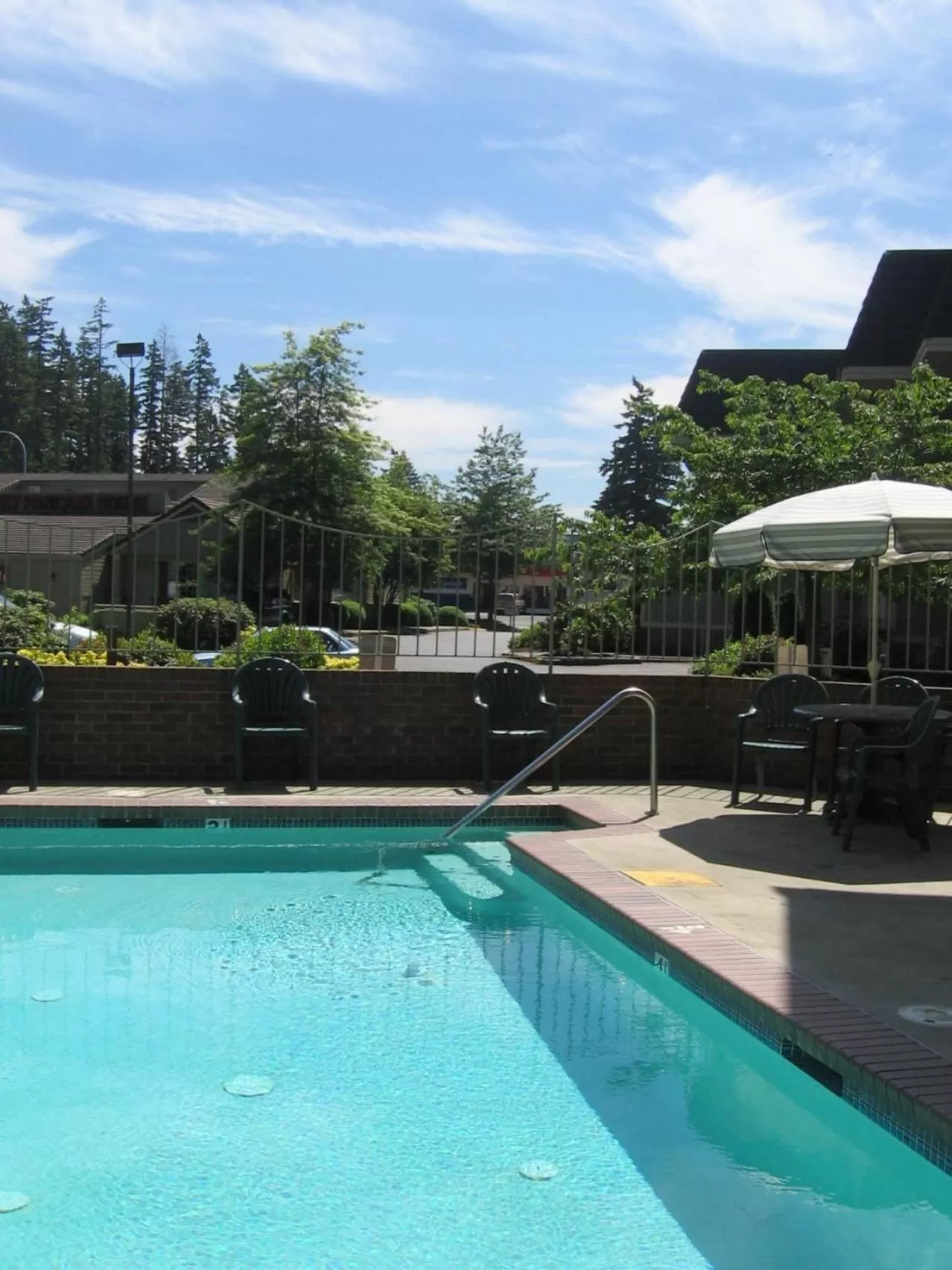Swimming pool in Redmond Inn