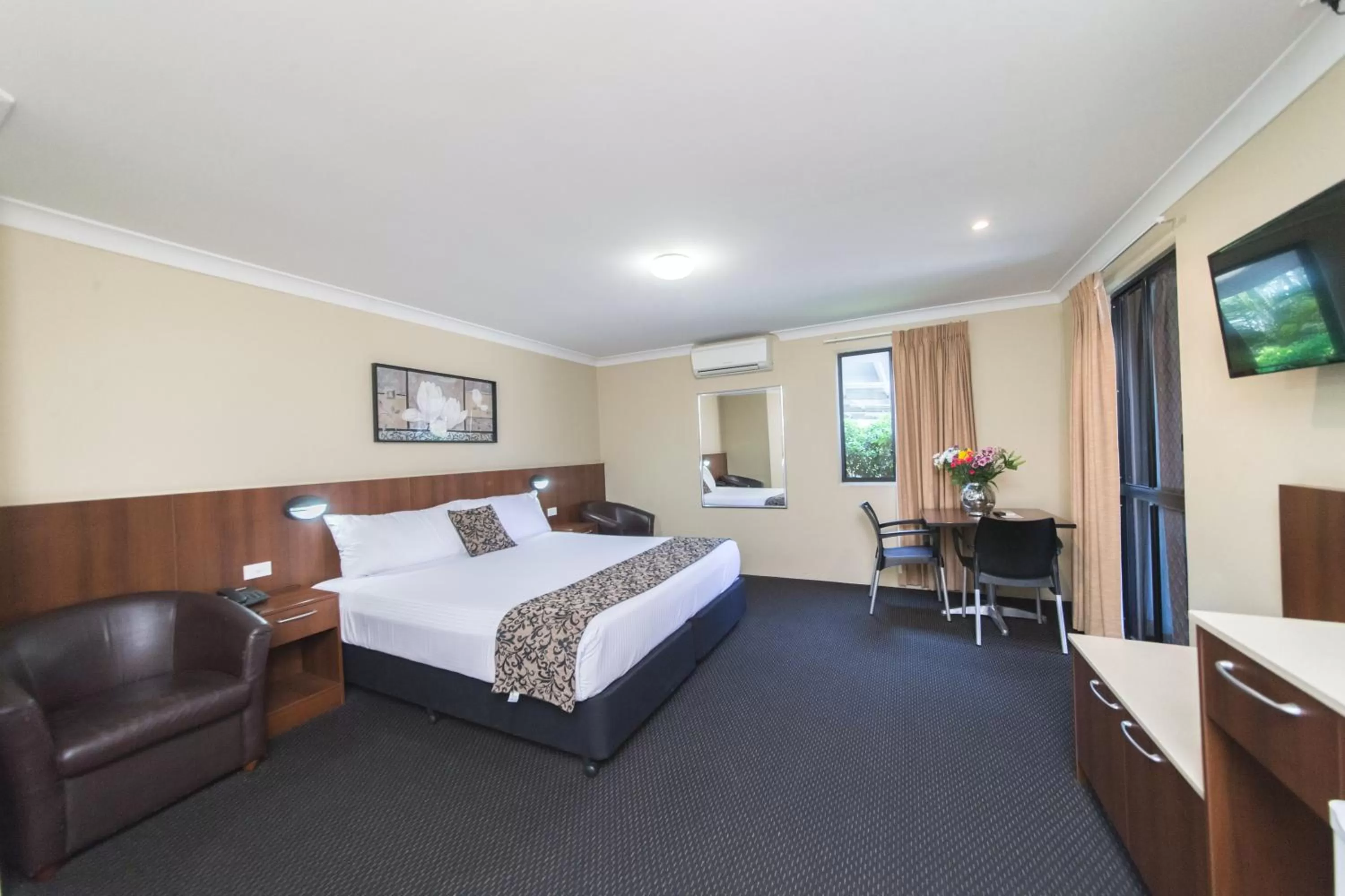 Bed in Rocky Resort Motor Inn