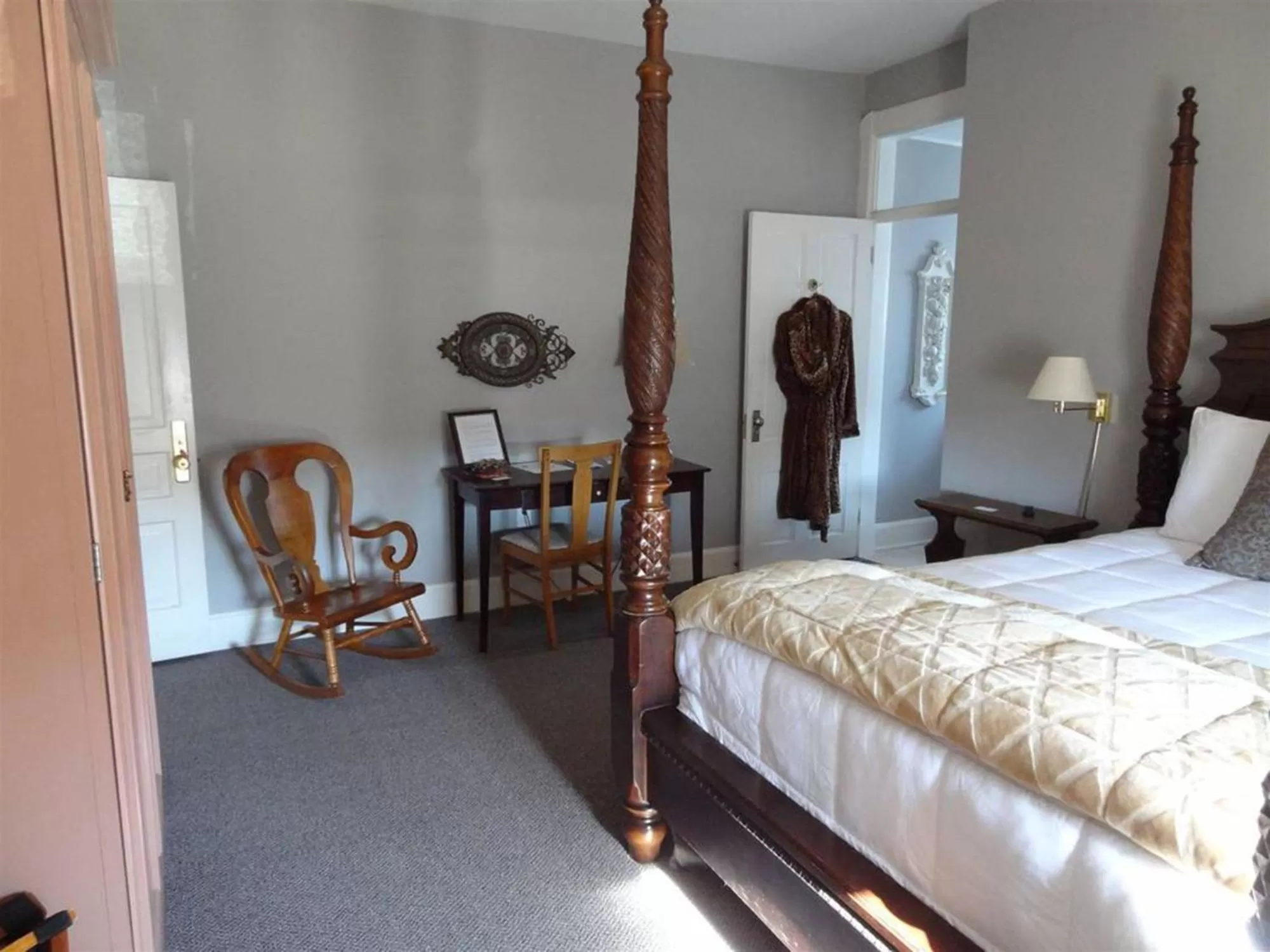 Decorative detail in Nestle Inn