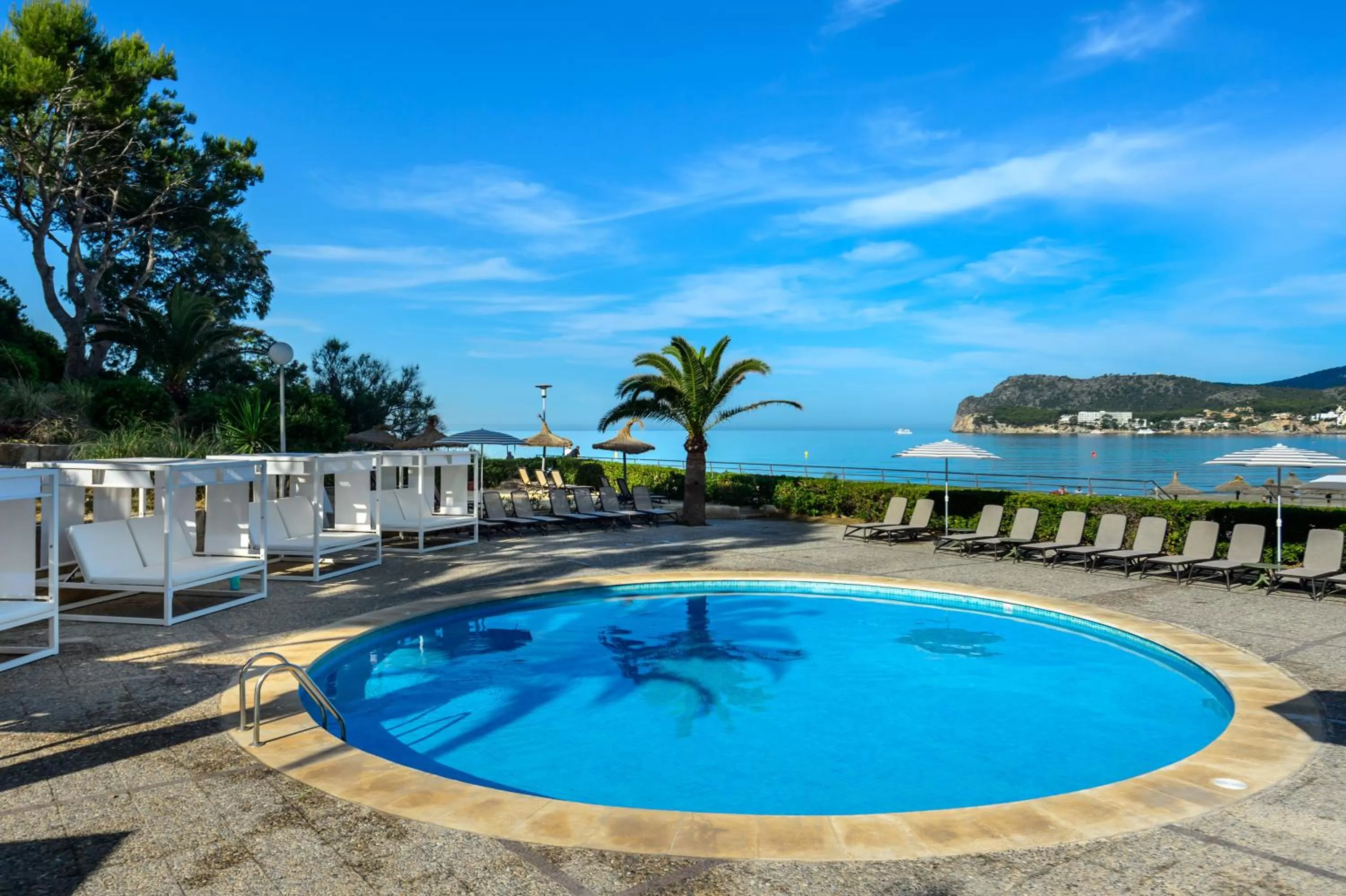 Swimming pool in Hotel Vibra Beverly Playa