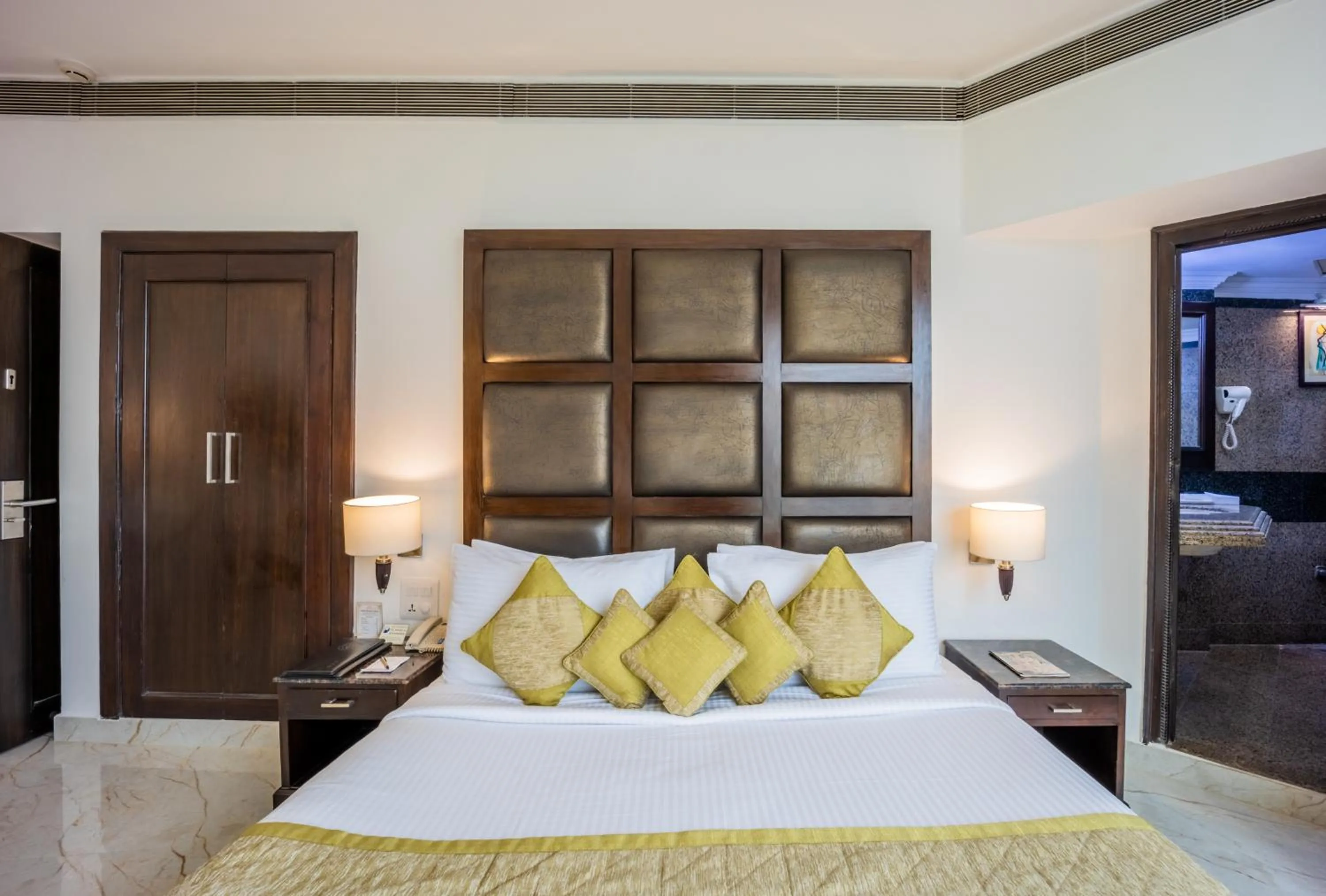 Bedroom, Bed in Hotel Shanti Palace Mahipalpur