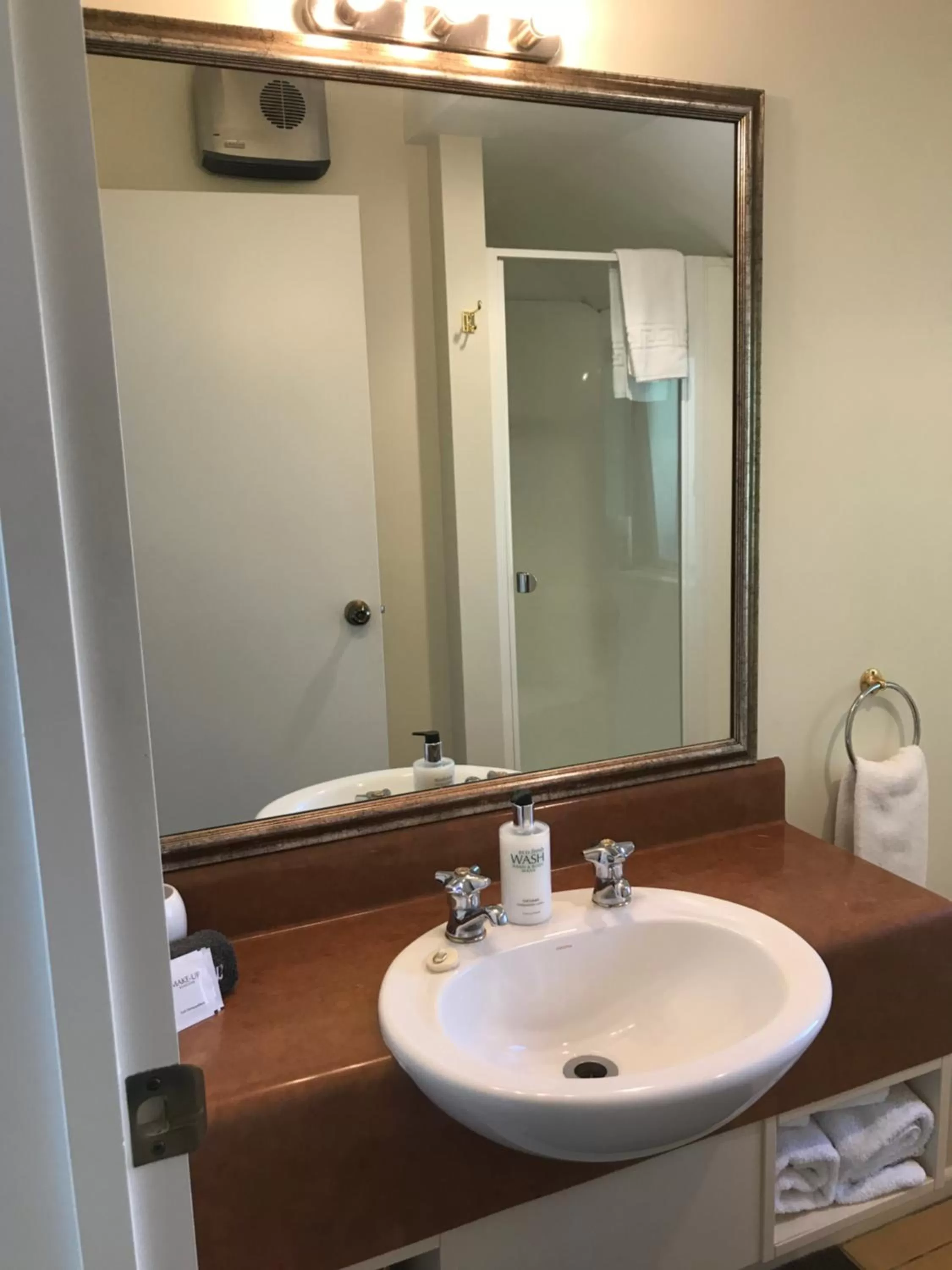 Bathroom in Tuscana Motor Lodge