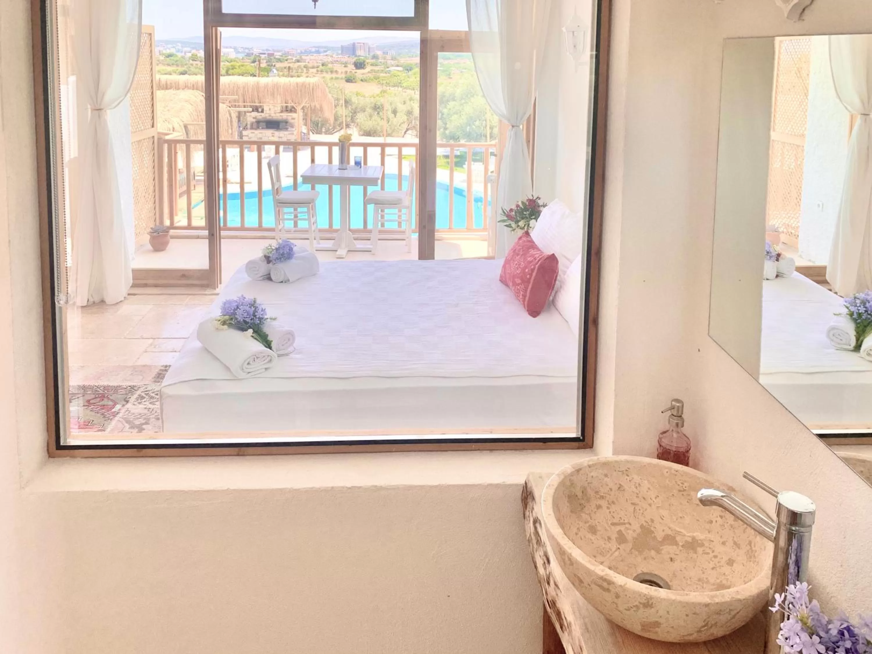 Bathroom, Bed in Alaçatı Barbarossa Hotel