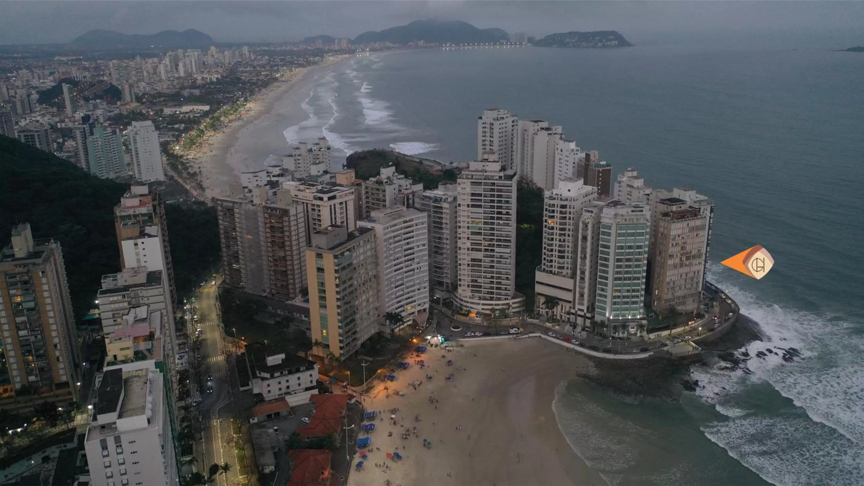 Property building in Grand Hotel Guarujá - A sua Melhor Experiência Beira Mar na Praia!