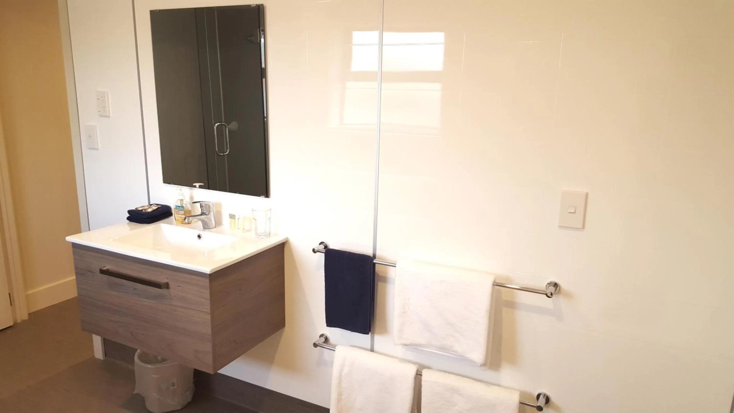 Bathroom in Auto Lodge Motel