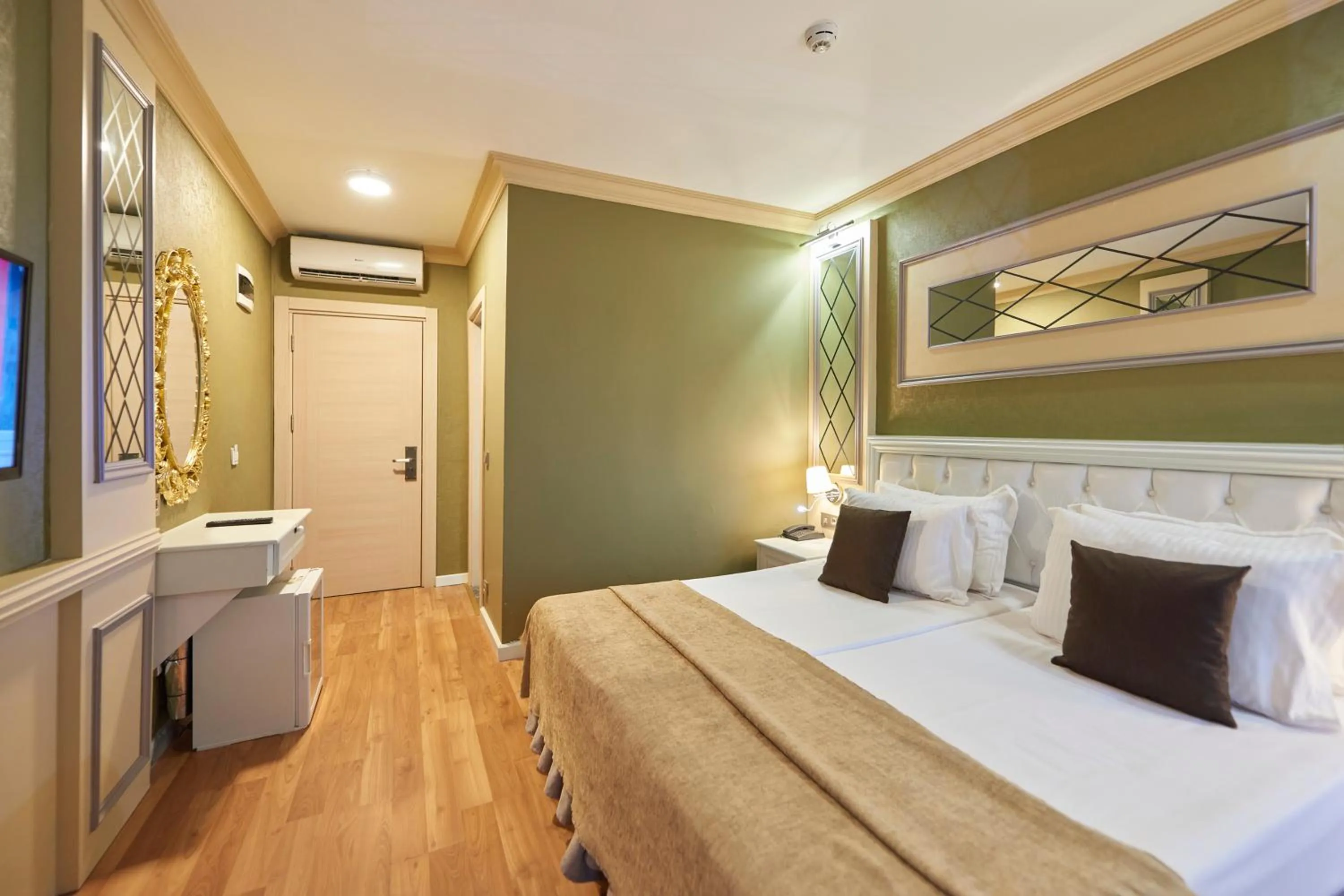 Photo of the whole room, Bed in Sunlight Hotel