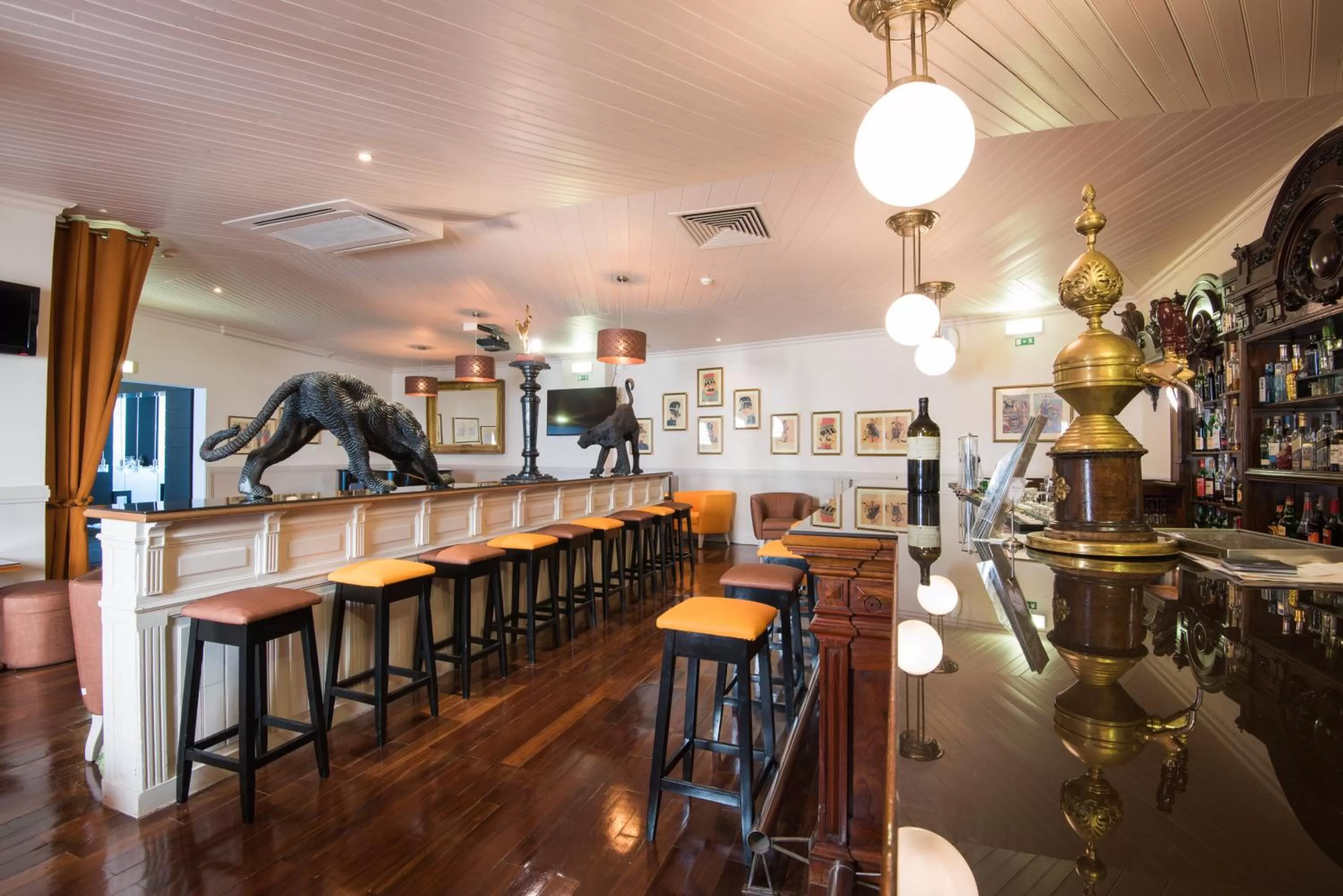 Lounge or bar in Vila Galé Estoril