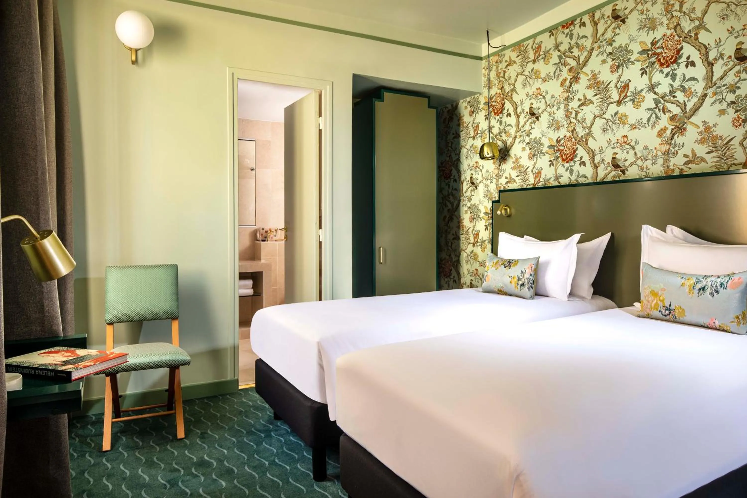 Bed in Hotel des Deux-Iles - Notre-Dame