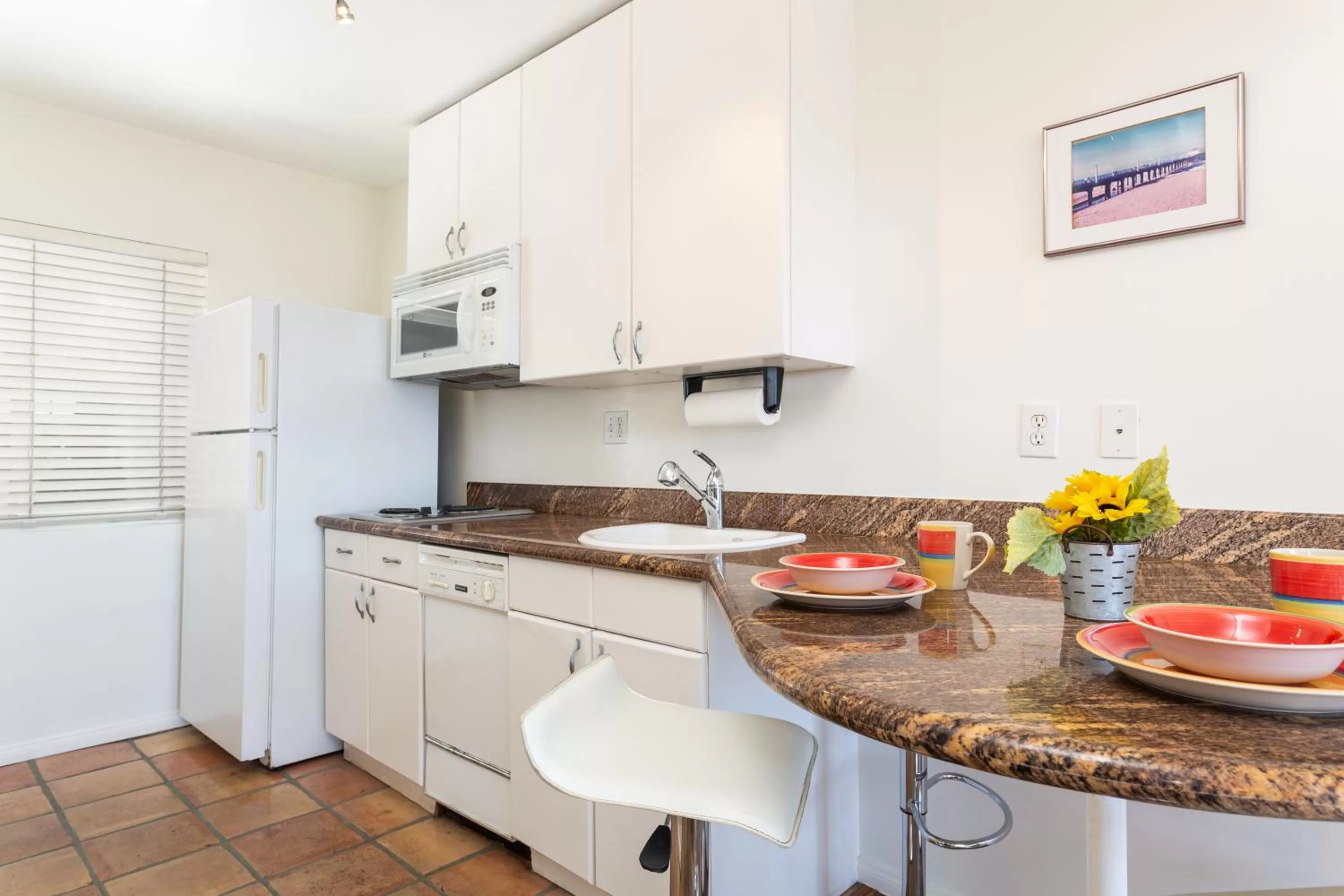 Kitchen or kitchenette in The Sea View Inn At The Beach