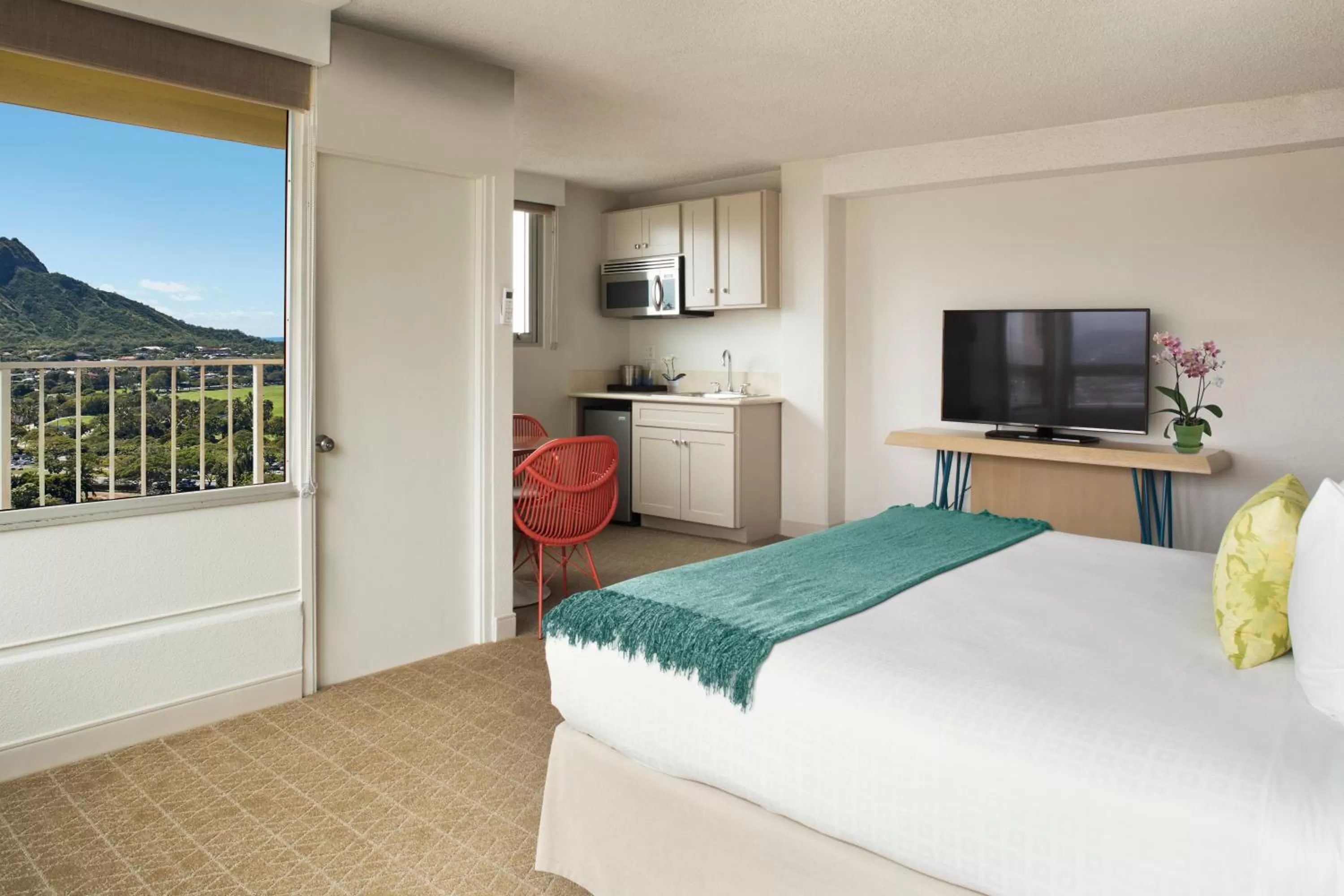 Bathroom, Bed in Queen Kapiolani Hotel