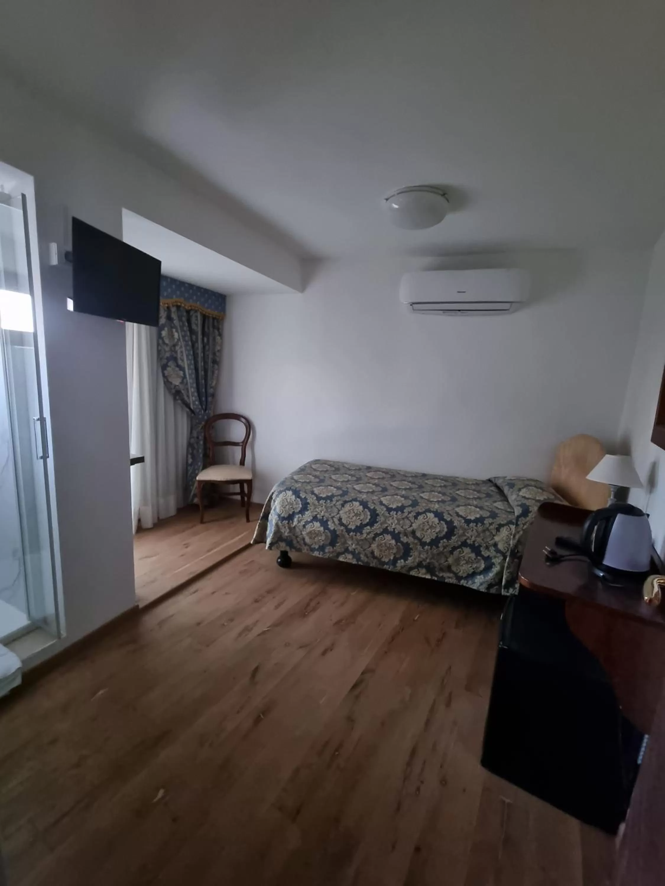 Bedroom, Bed in Albergo Casa Peron