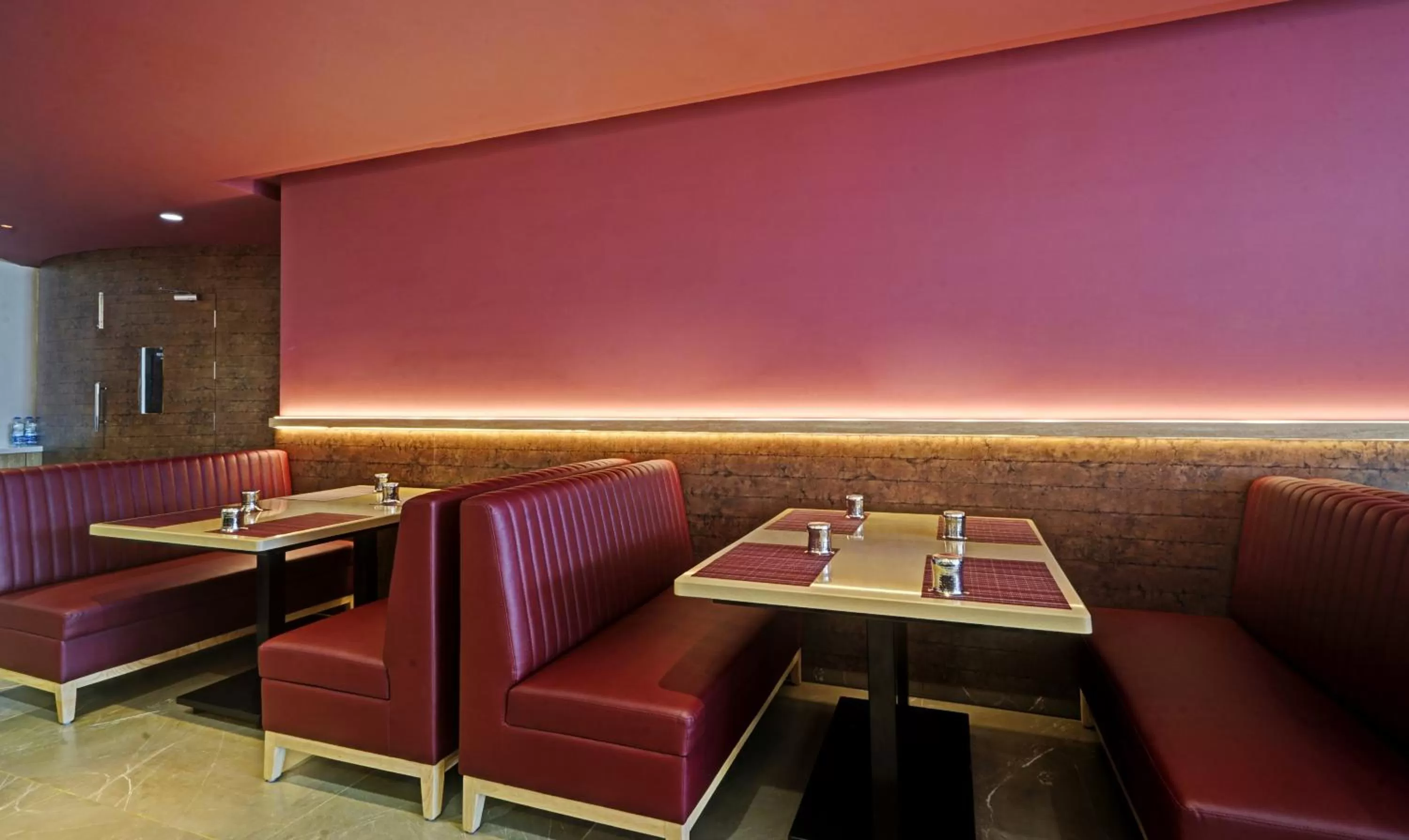 Restaurant/places to eat in Treebo Premium La Orchid, Big Temple