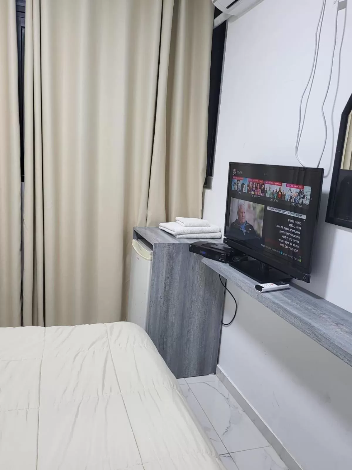 Bedroom, TV/Entertainment Center in J-MOTEL