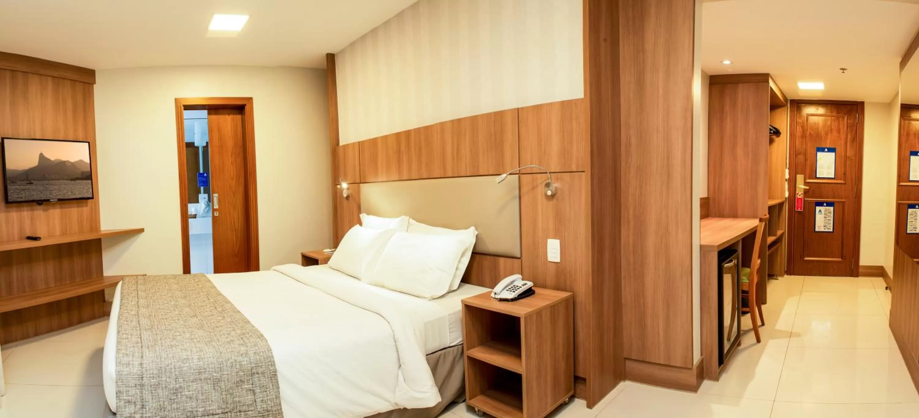 Photo of the whole room, Bed in Hotel Astoria Copacabana