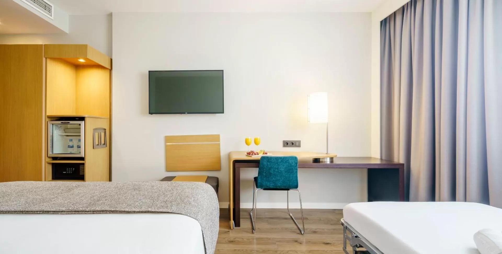 Photo of the whole room, Bed in Ilunion Valencia 4