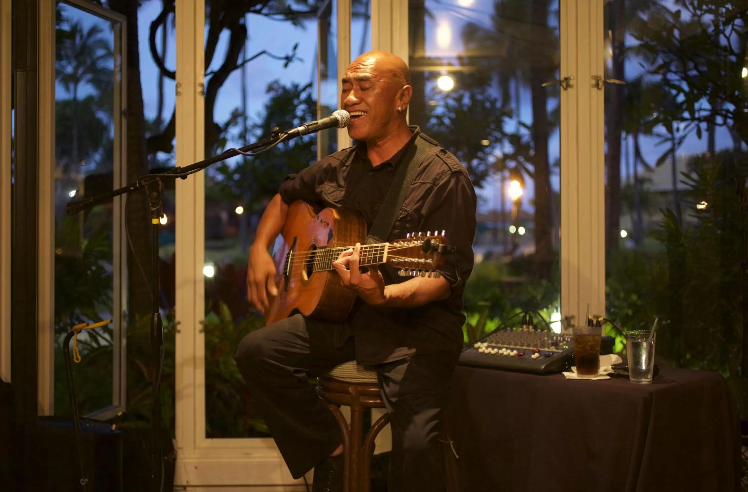 Evening entertainment in OUTRIGGER Kaua'i Beach Resort & Spa