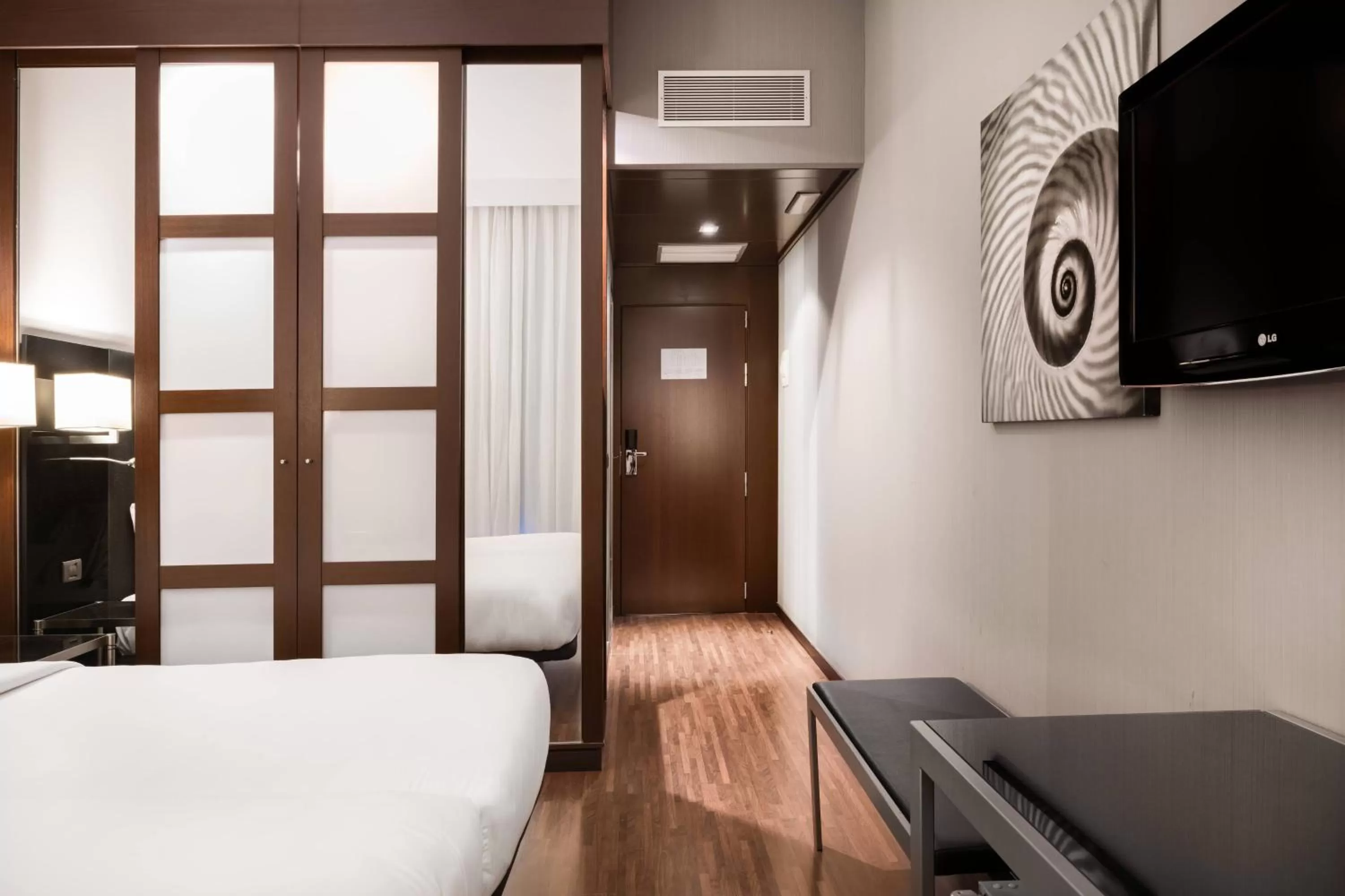 Photo of the whole room, Bed in AC Hotel Palacio Universal by Marriott