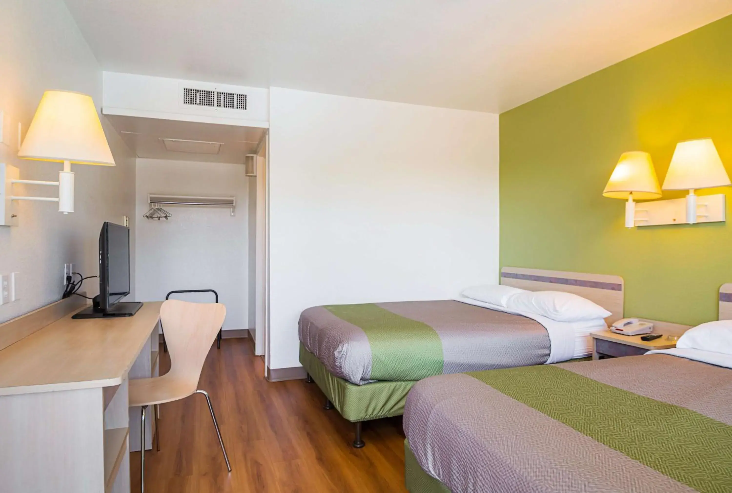 Quadruple Room in Motel 6-Pueblo, CO - I-25 Quadruple Room in Motel 6-Pueblo, CO - I-25