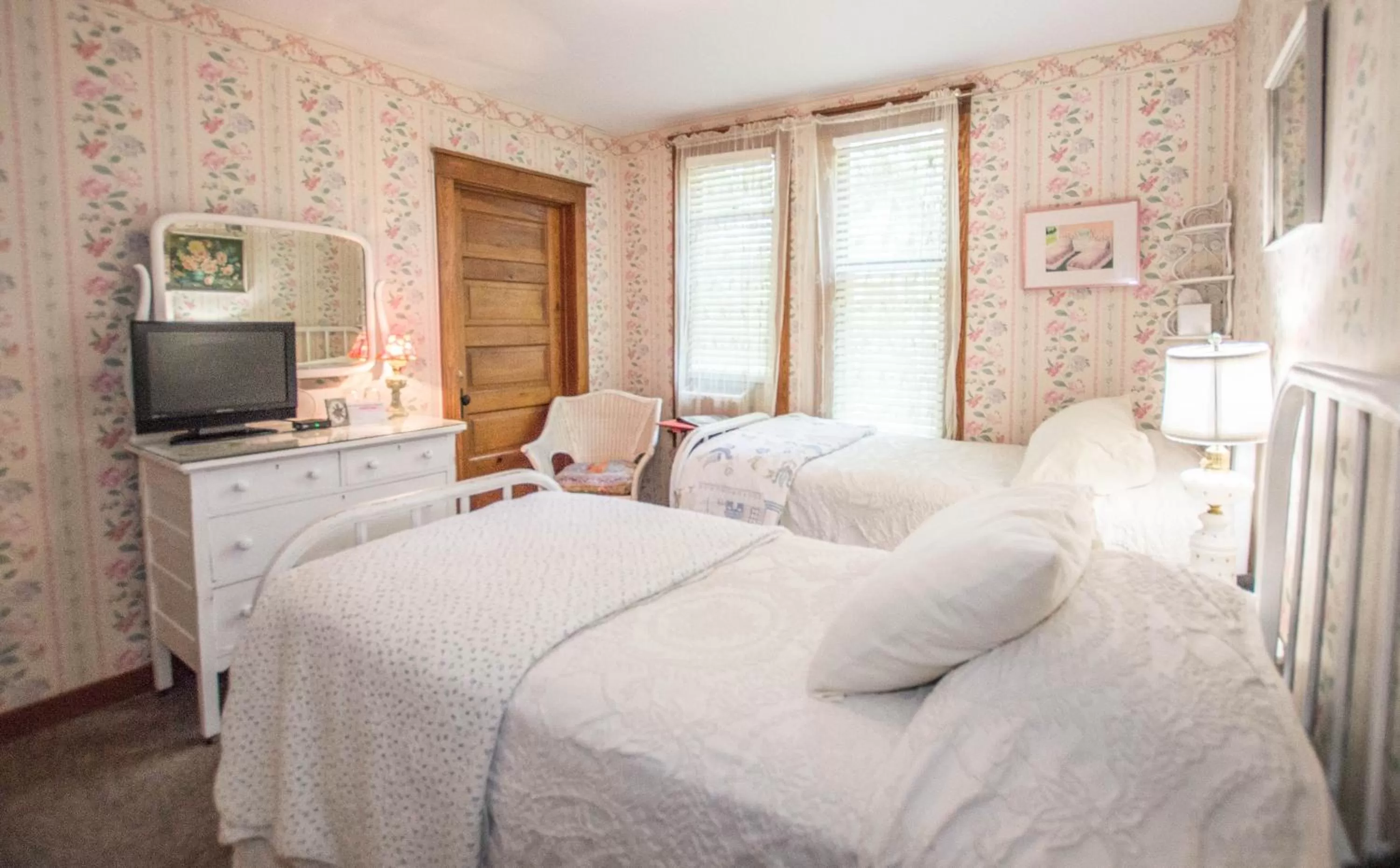 Bed in Terrace Inn and 1911 Restaurant