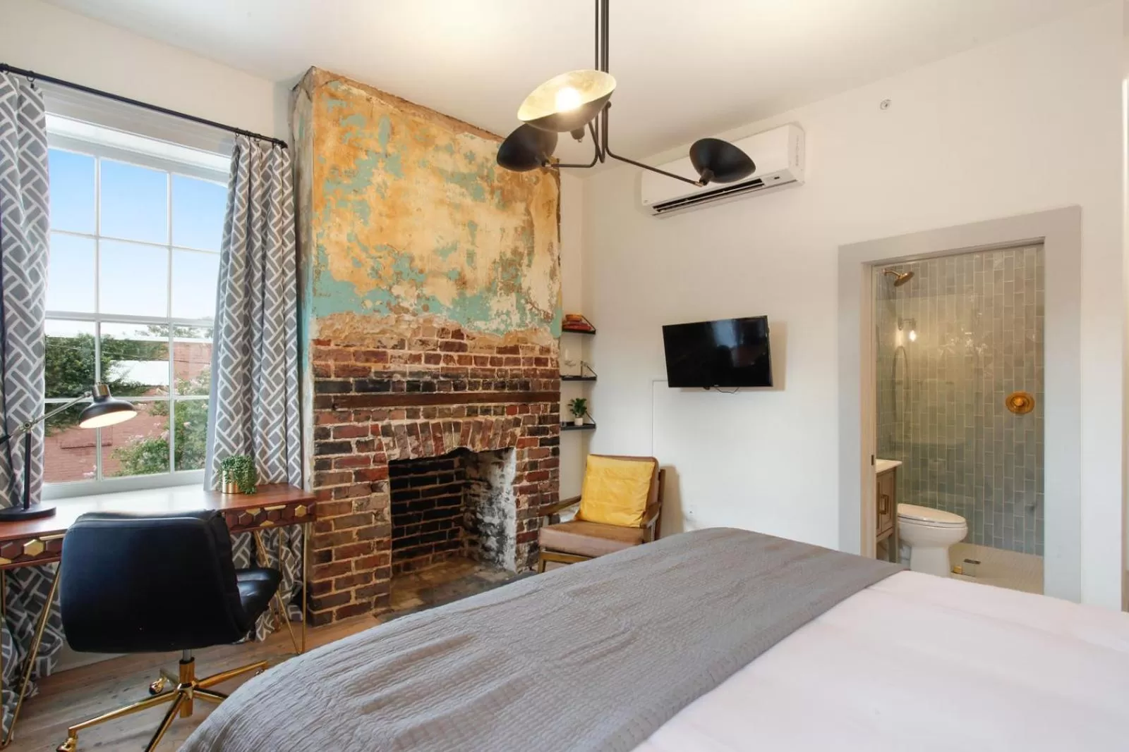 Bed in The Present Hotel