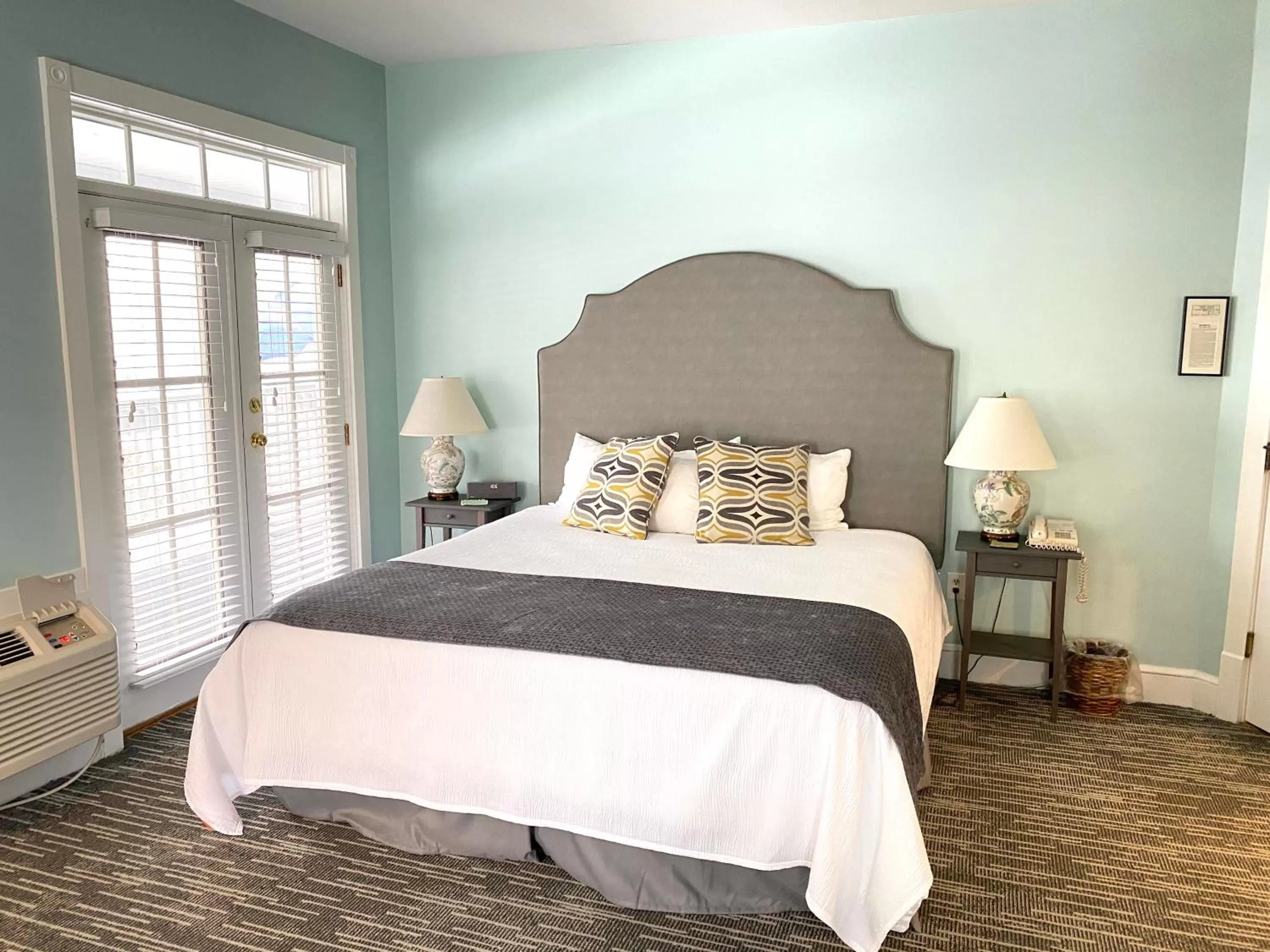 Bed in Harbor House Inn