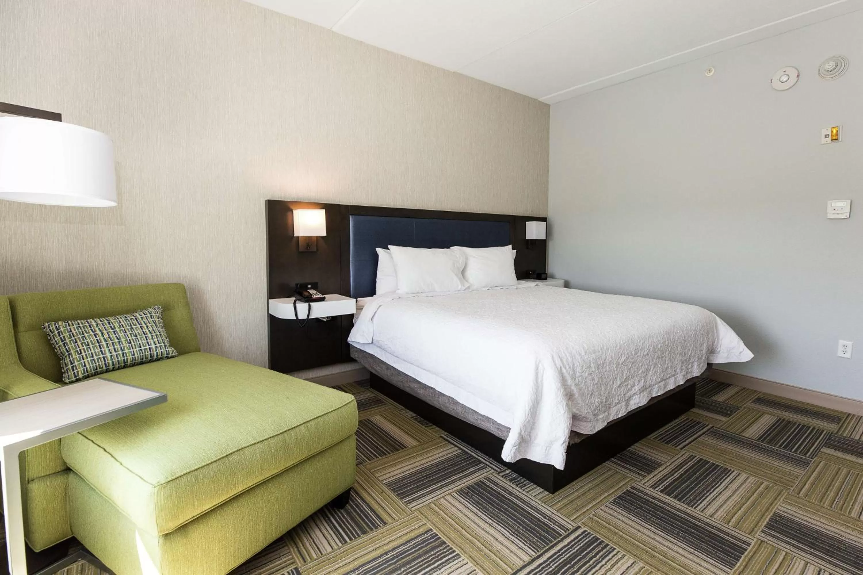 Bedroom, Bed in Hampton Inn & Suites Syracuse North Airport Area