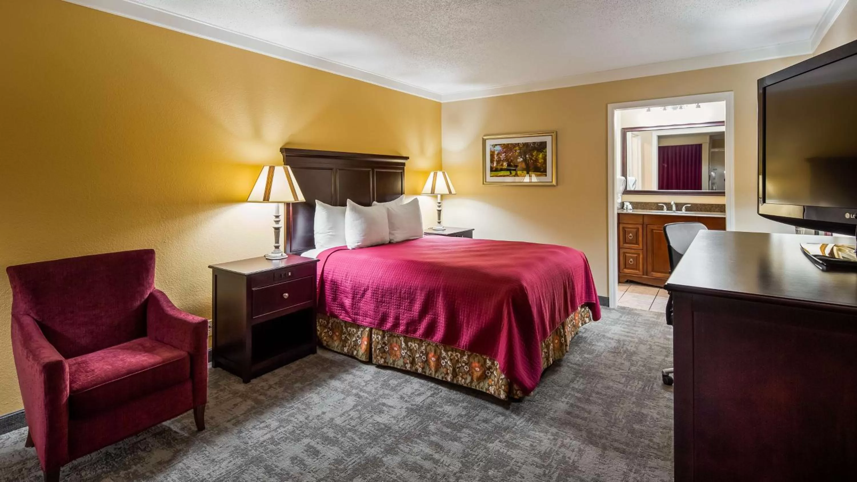 Photo of the whole room, Bed in Osage Creek Lodge