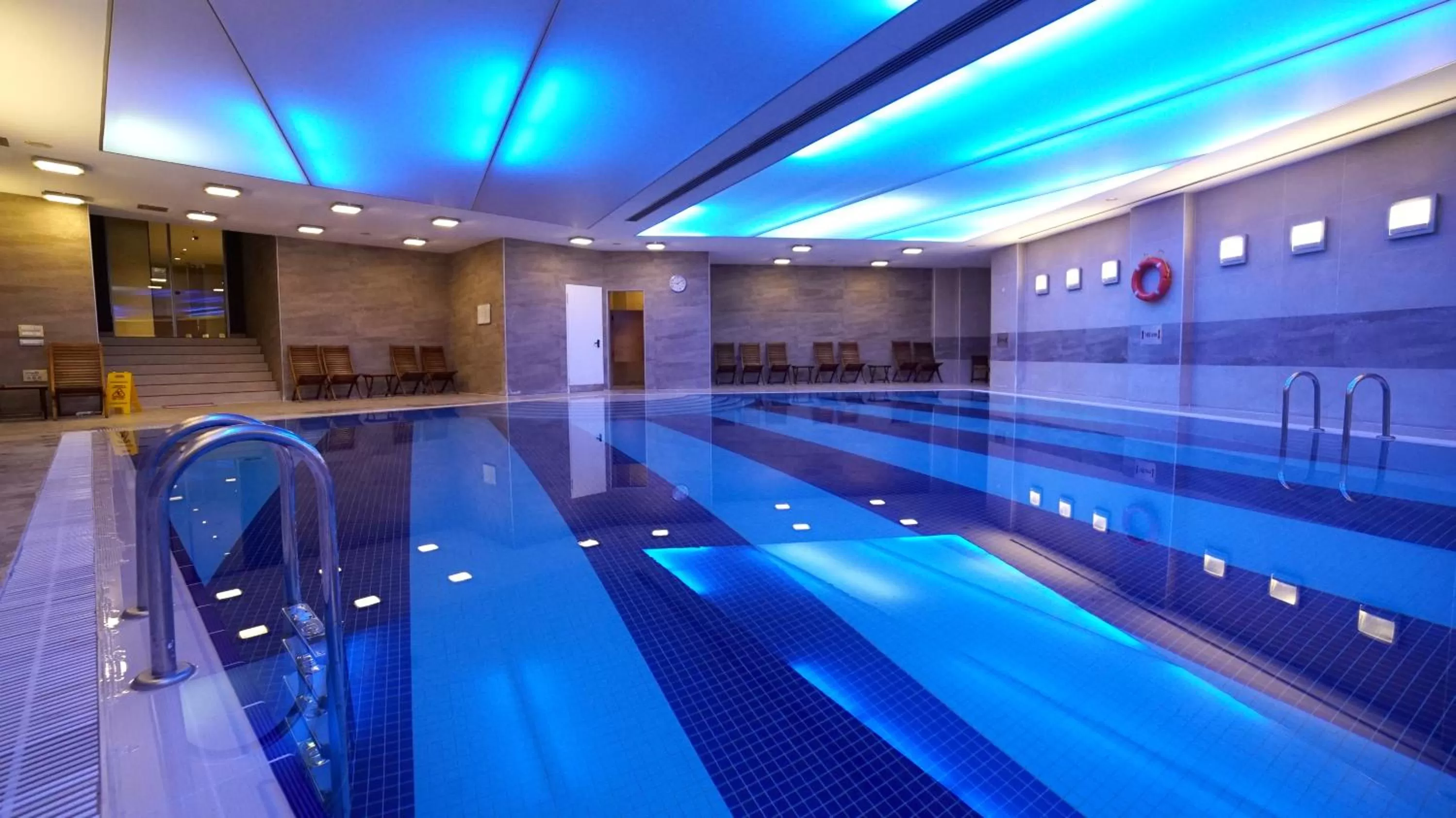 Swimming pool in Point Hotel Taksim