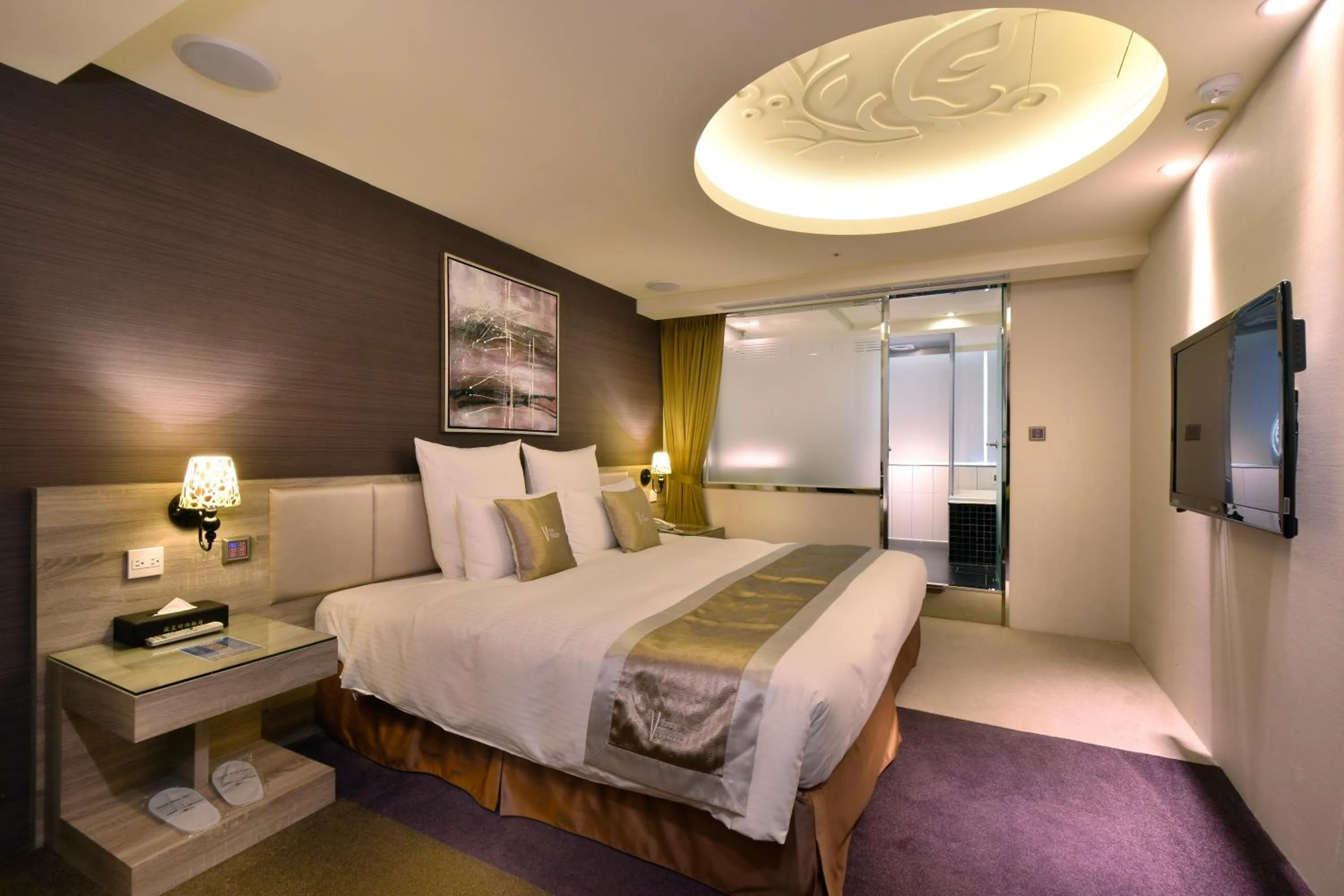 Photo of the whole room, Bed in V-one Vogue Hotel