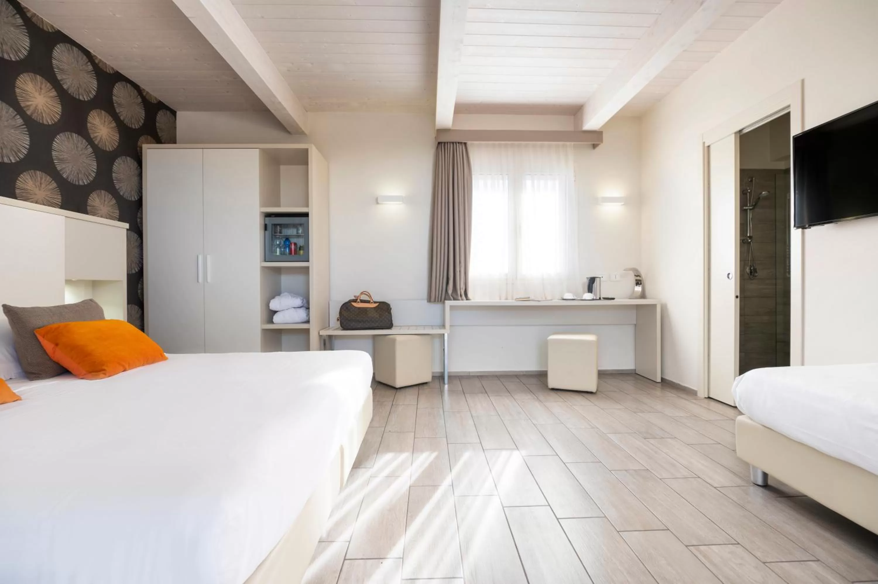 Photo of the whole room, Bed in L'Hotel