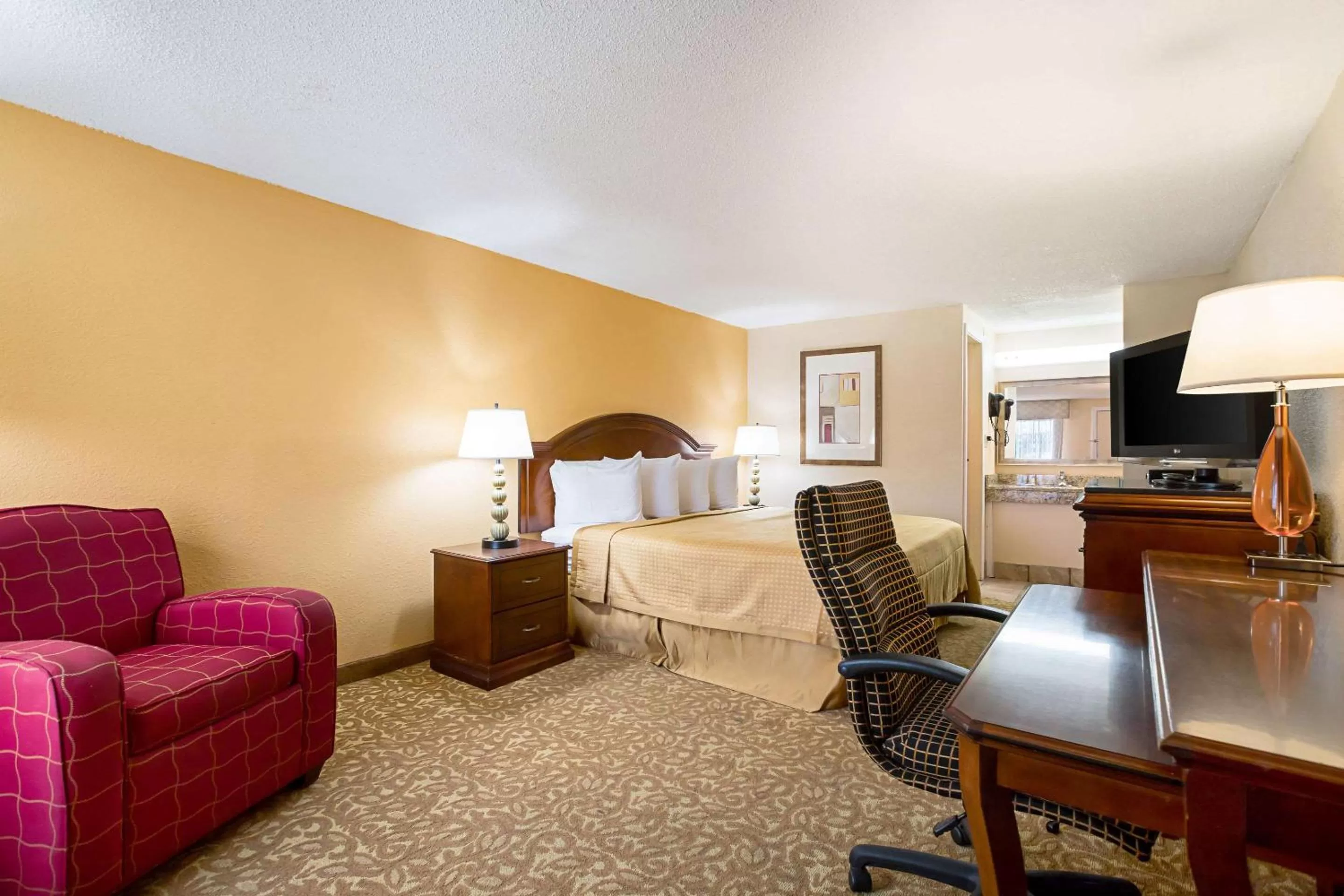 Photo of the whole room, Bed in Rodeway Inn Metro Airport