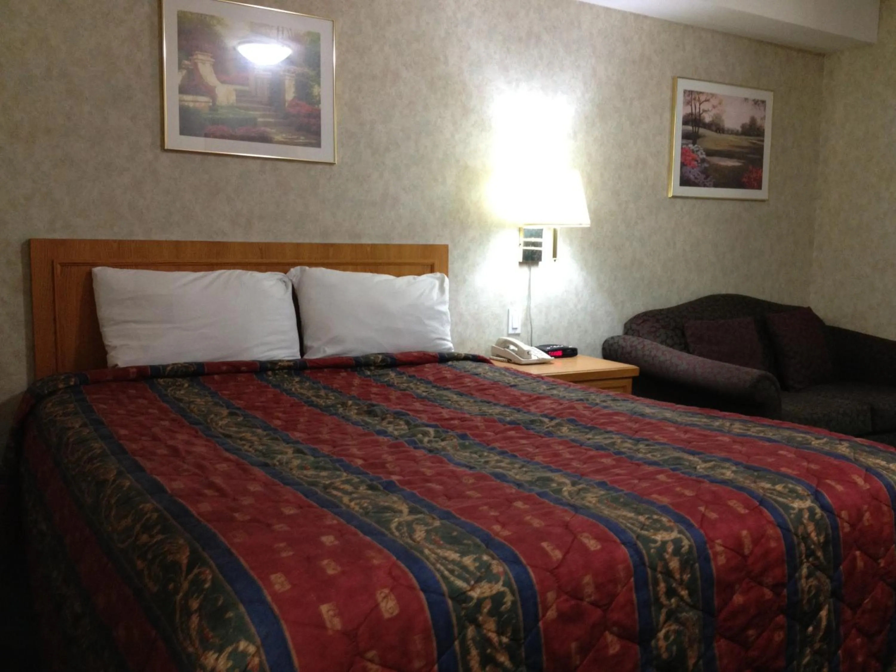 Queen Room in Mississauga Gate Inn