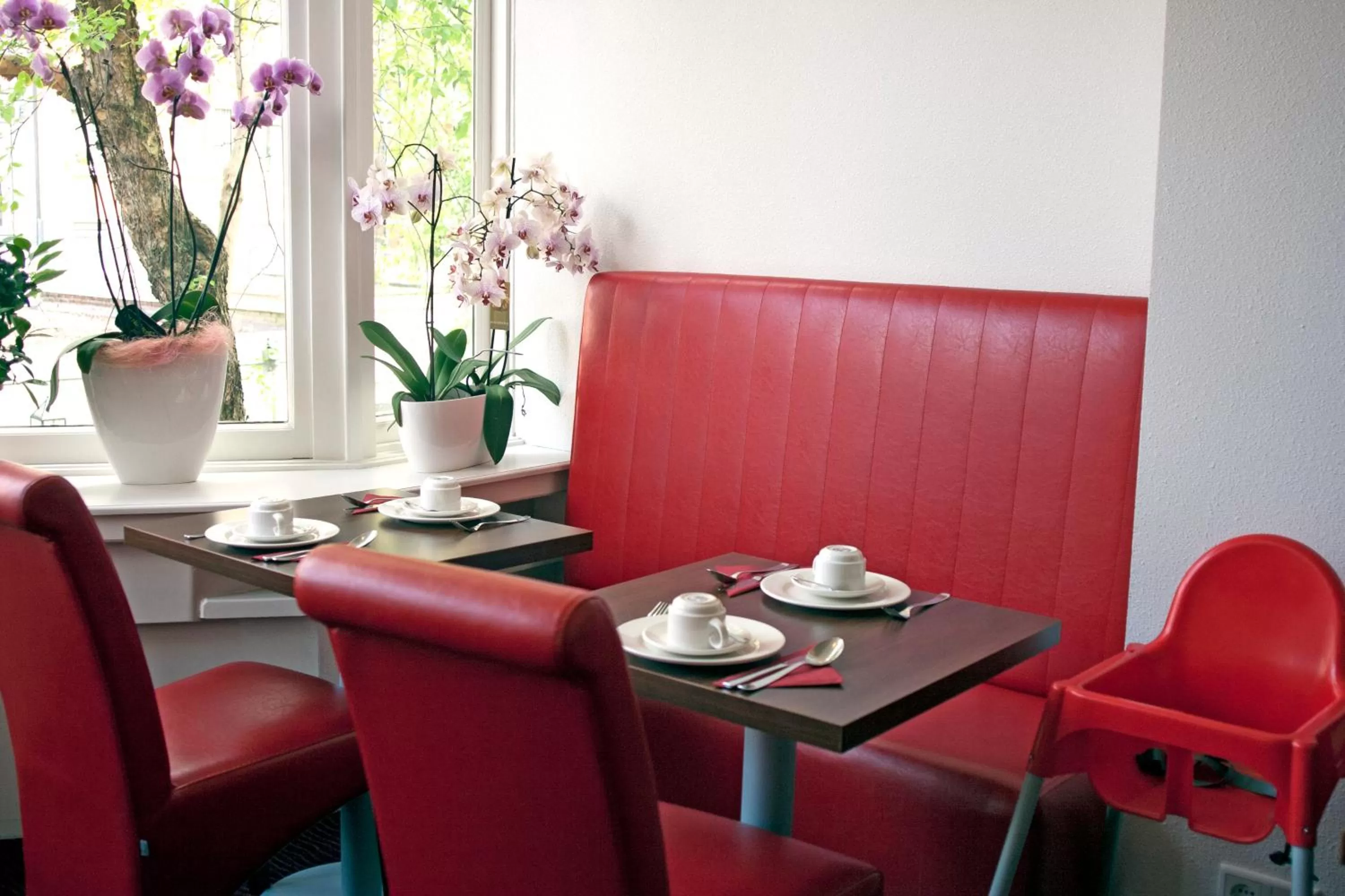 Restaurant/places to eat in Hotel Allure