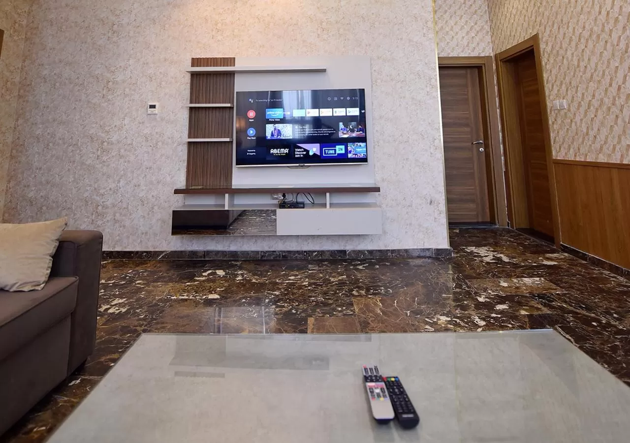 Communal lounge/ TV room, TV/Entertainment Center in Rihanna Hotel Apartment