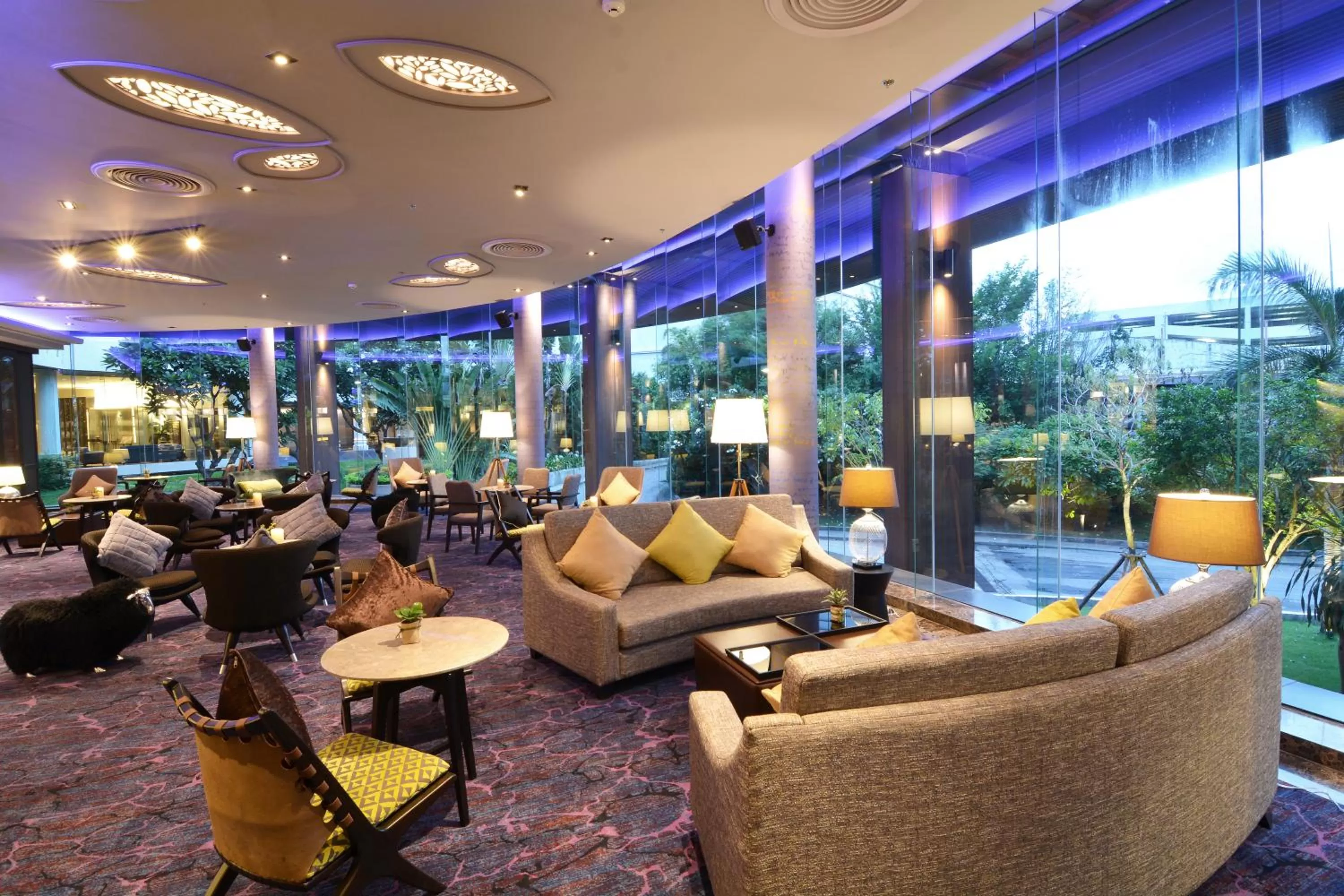 Lounge or bar in Rama Gardens Hotel Bangkok