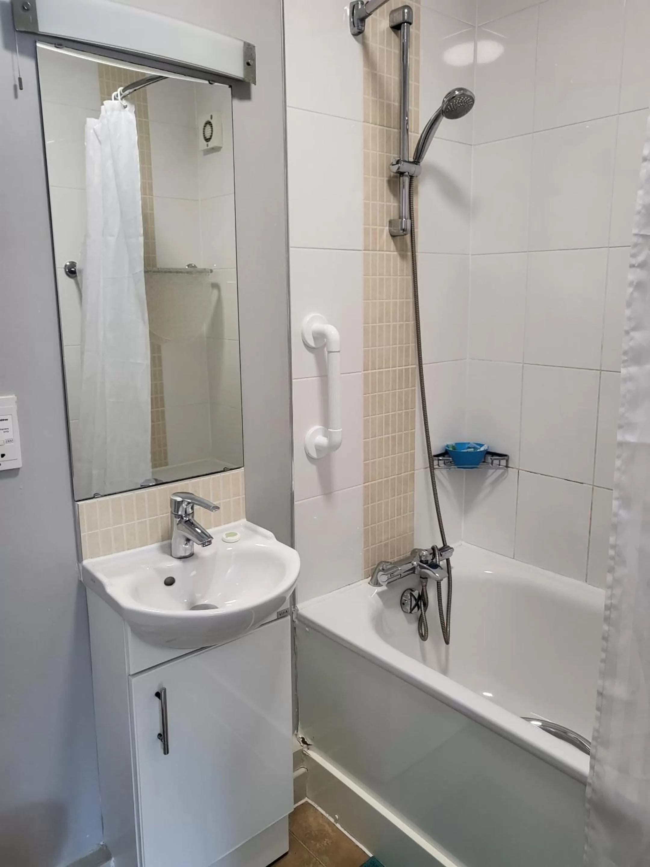 Bathroom in The Lamb and Flag