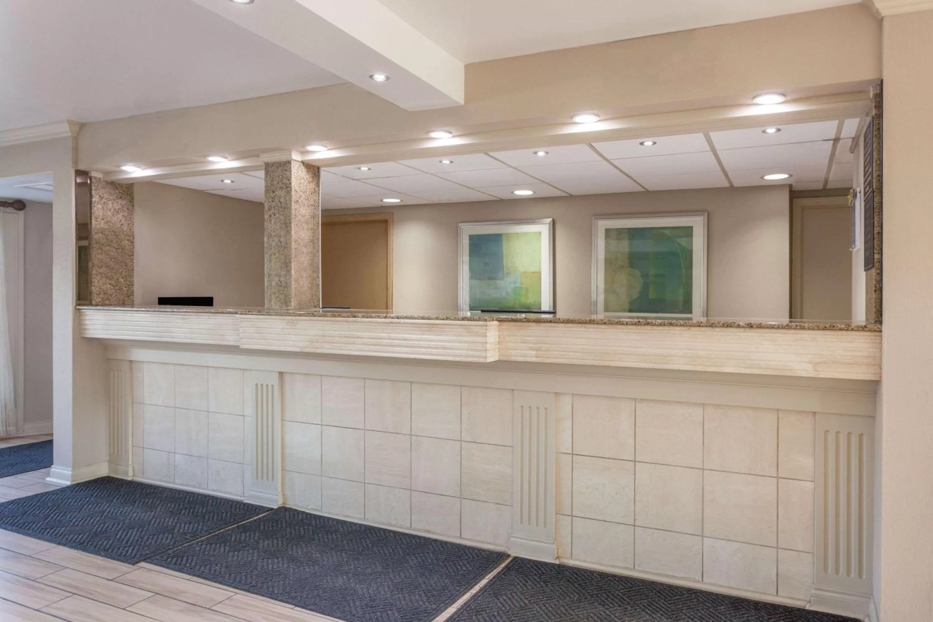 Lobby or reception in Days Inn & Suites by Wyndham Roseville/Detroit Area