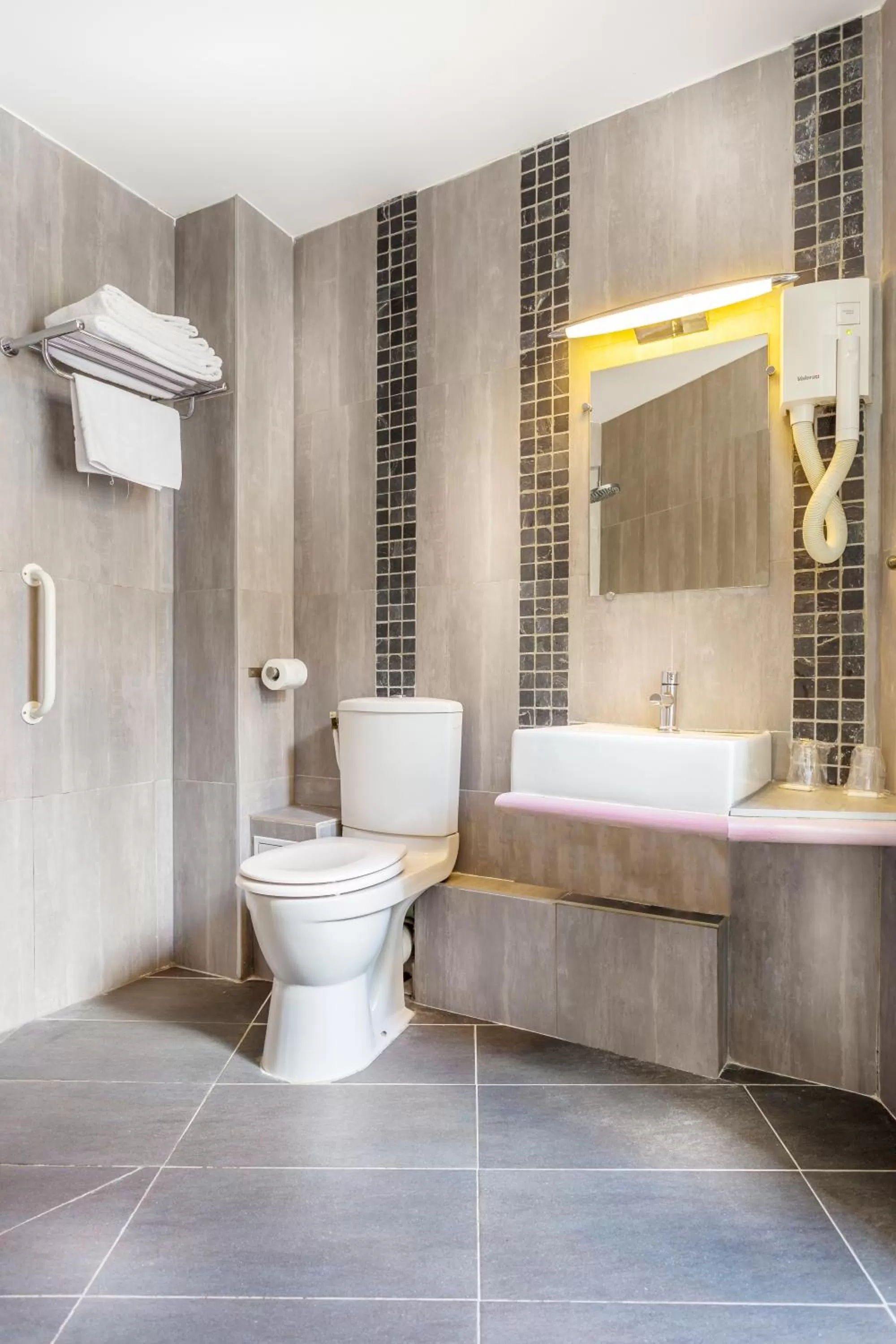 Shower, Bathroom in Pink Hotel