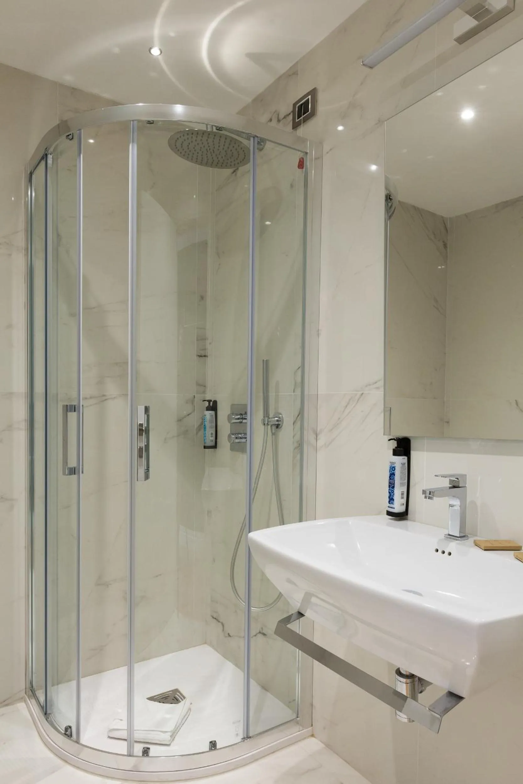 Bathroom in Floris Hotel