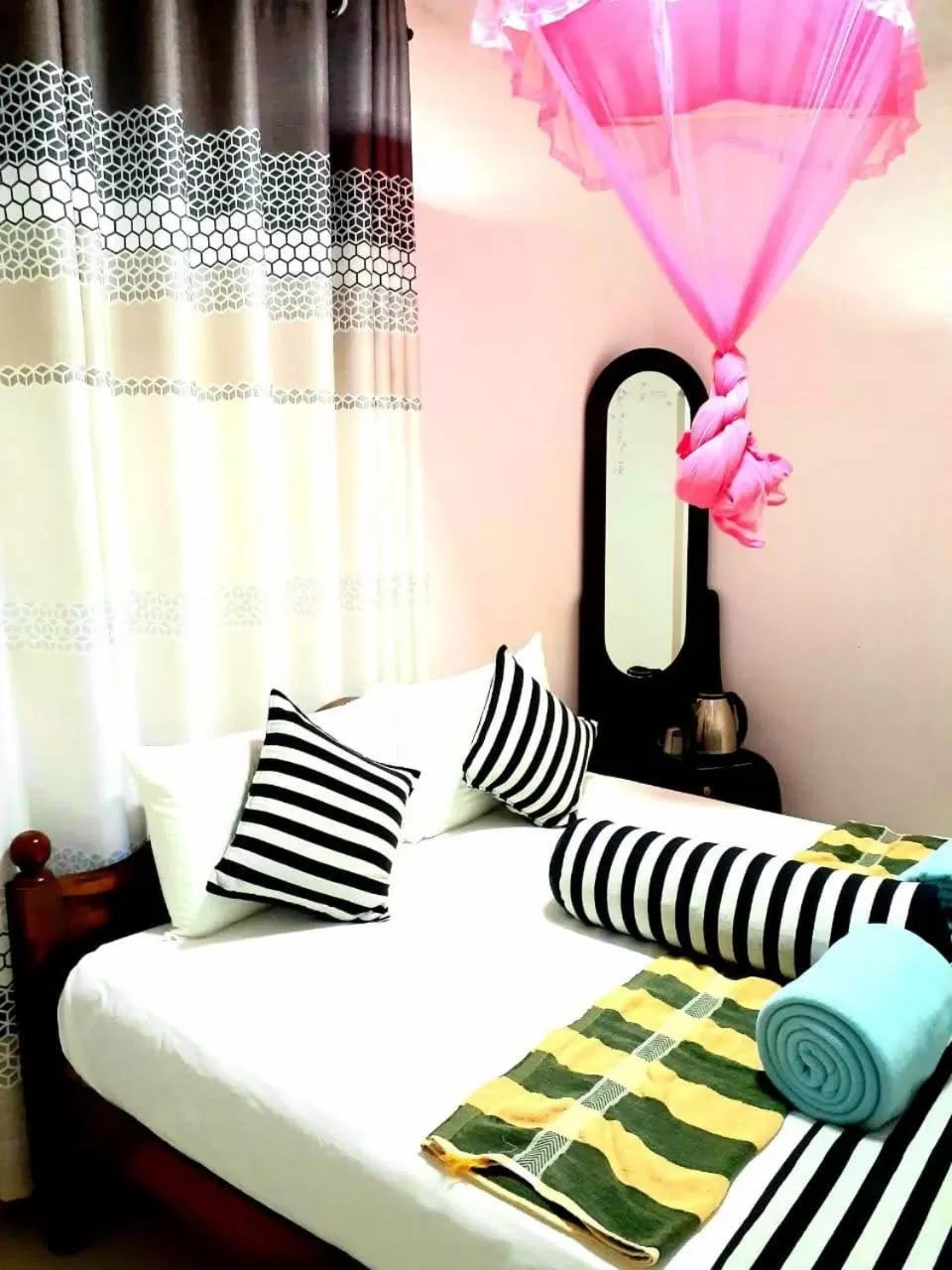 Bedroom, Bed in Green Lantern