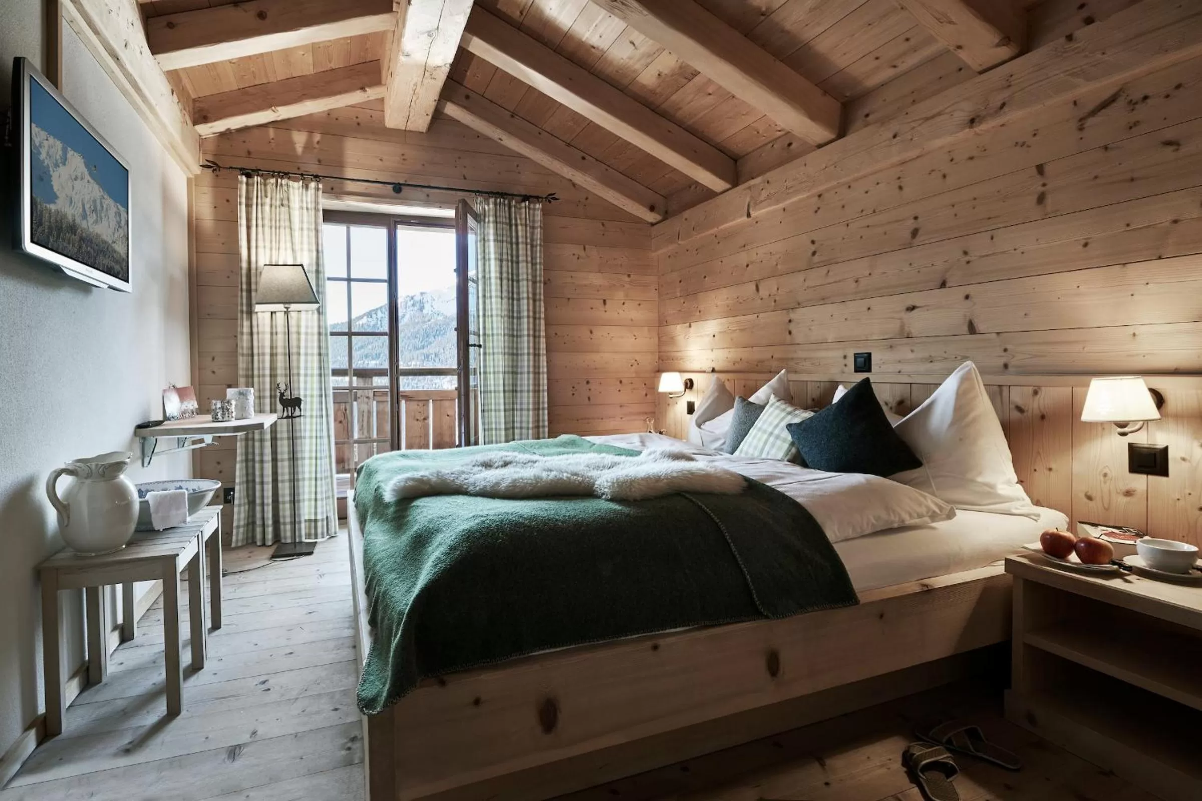 Balcony/Terrace, Bed in Berghaus Alpenrösli