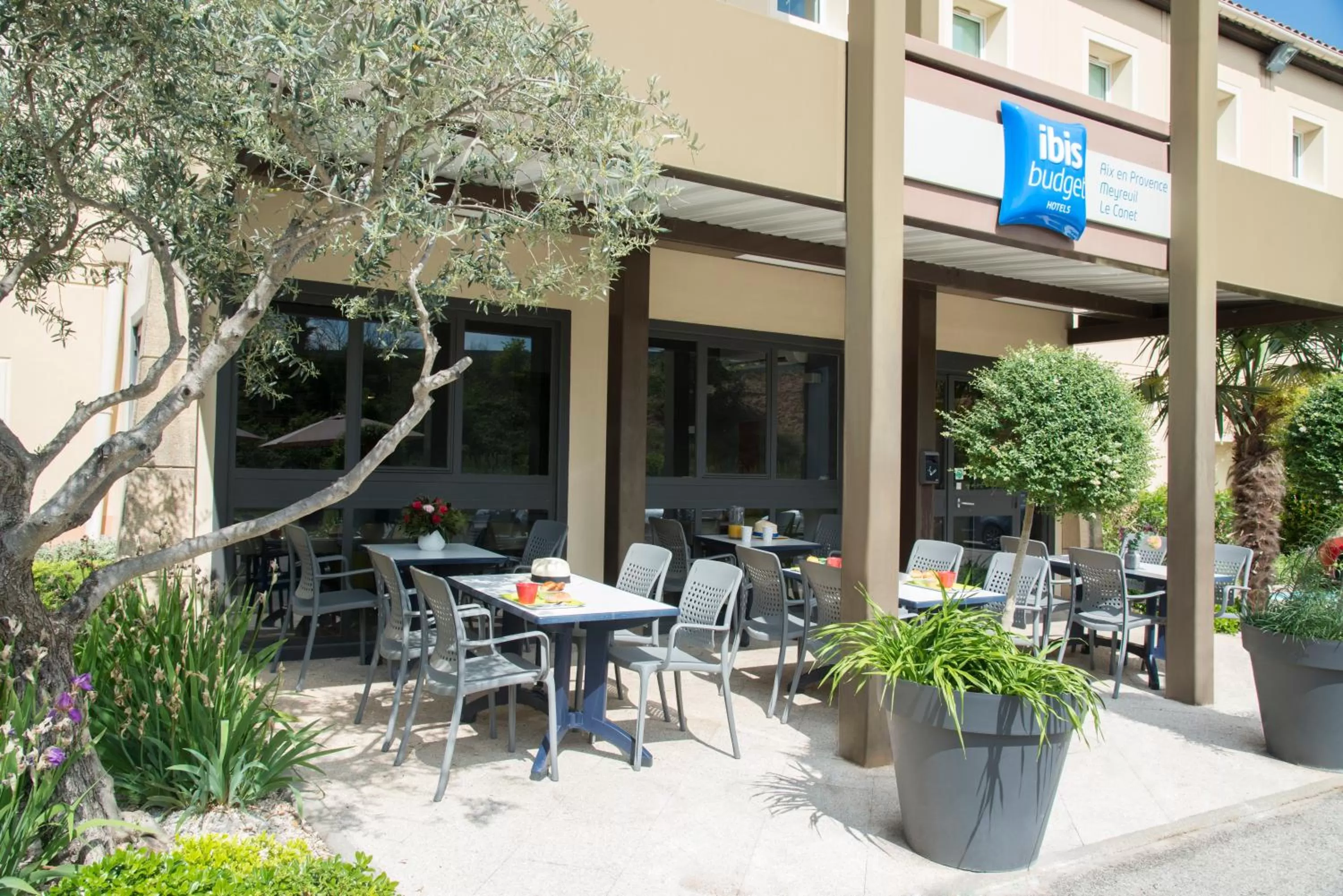 Patio in IBIS Budget Aix en Provence Est Le Canet